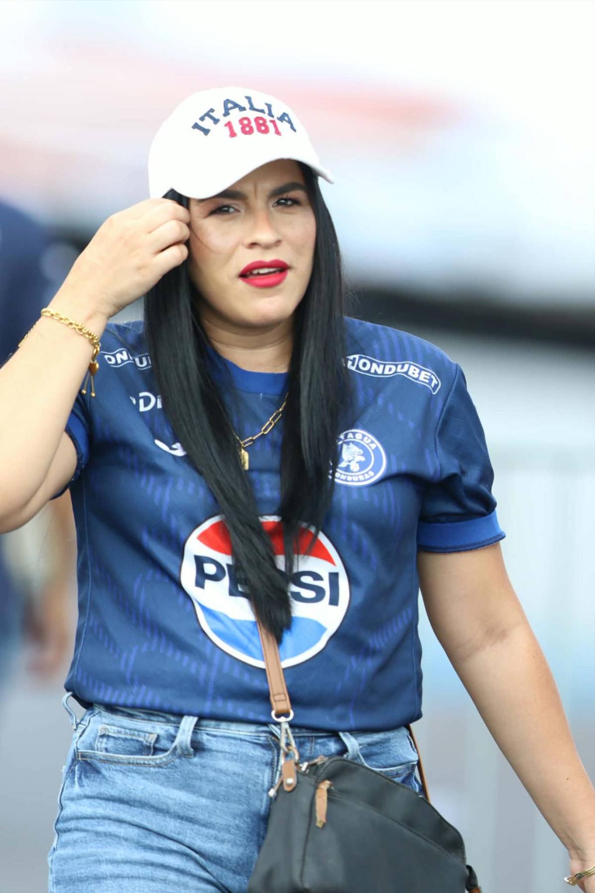 Bella policía sorprende, periodista es captada besándose y las lindas chicas en el Nacional