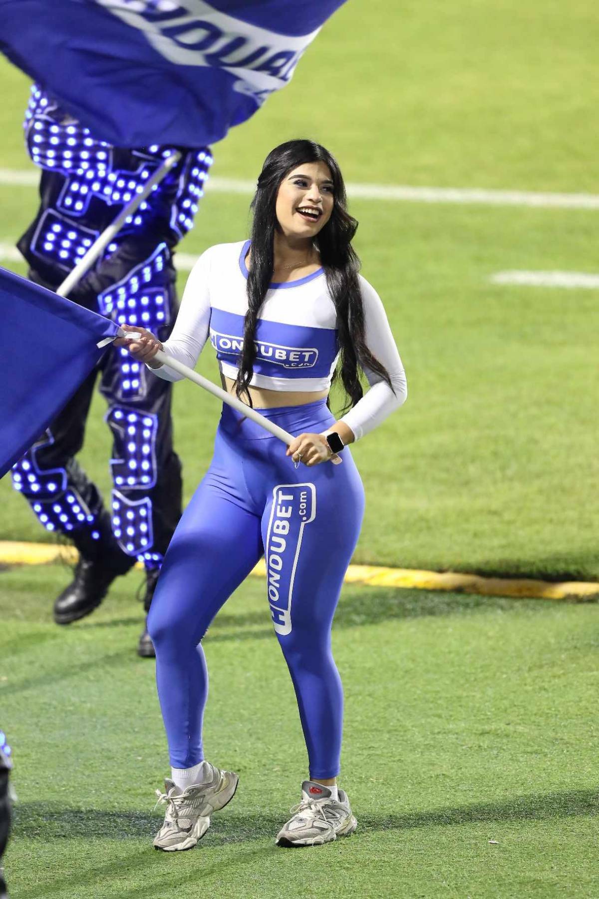 El Nacional se llena de bellas chicas para partido de Honduras ante Antigua y Barbuda