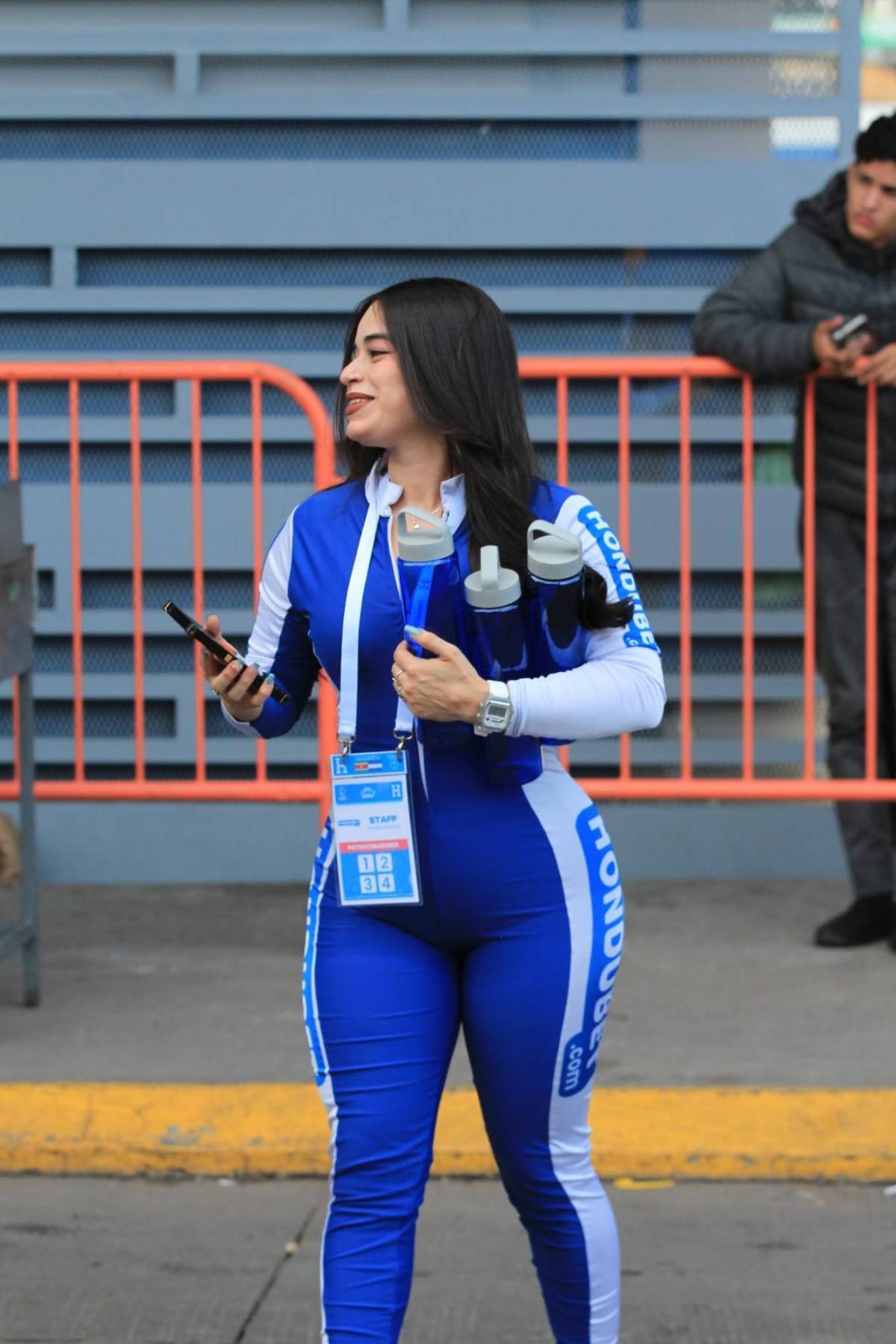 Chica de verde sorprende y otra roba beso; las bellezas en el Honduras ante Surinam