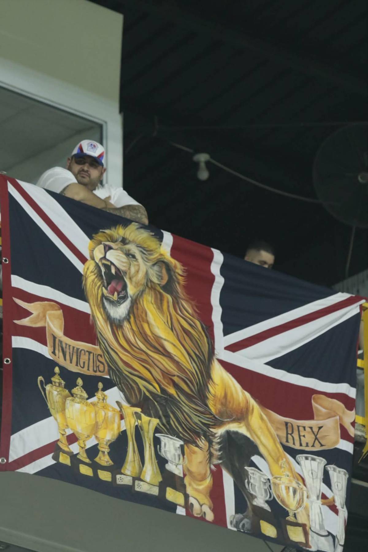 Las bellas chicas en el Morazán, alarma en el Olimpia y el pedido de un aficionado