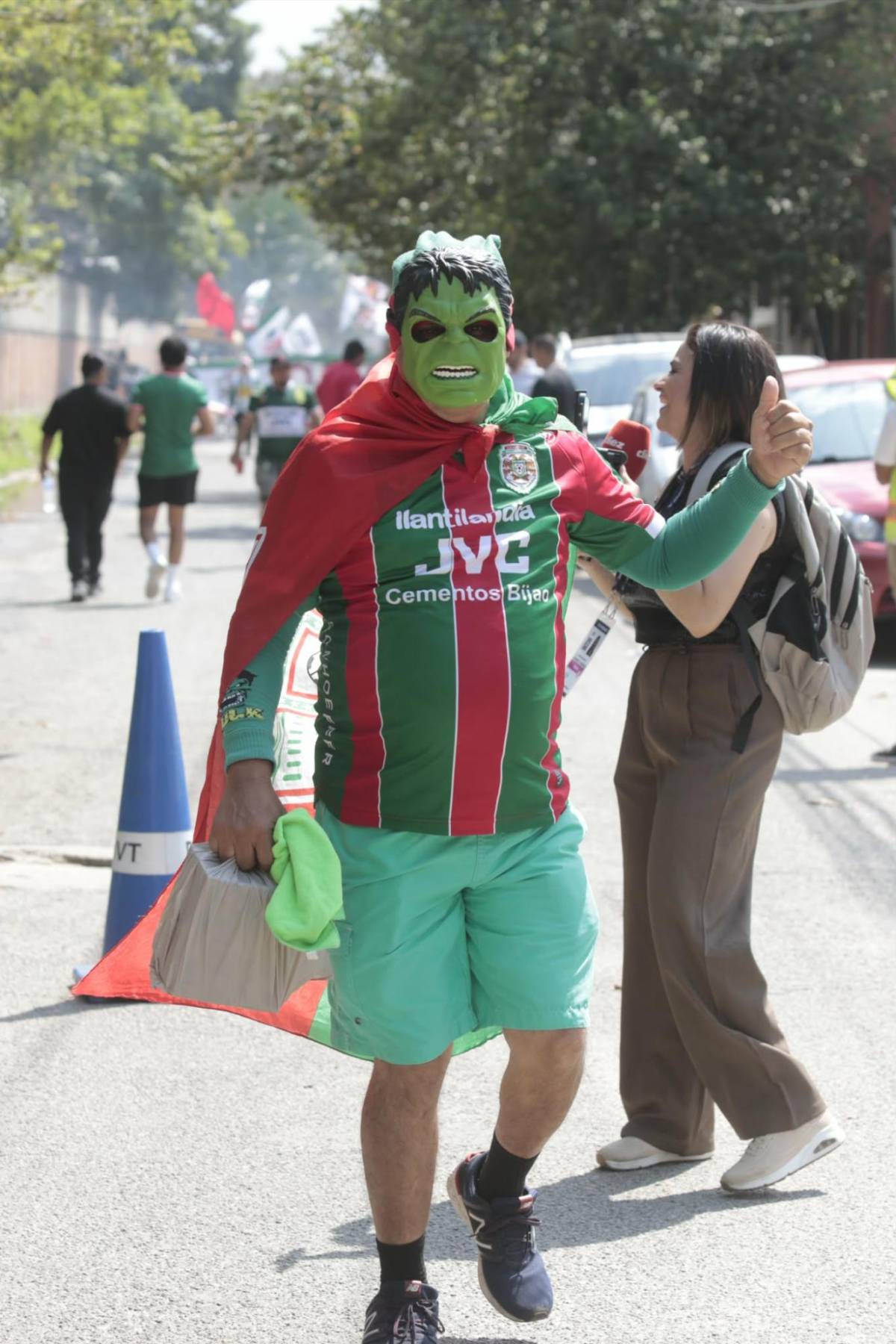 Rubia enamora, barras montan carnaval y el ambientazo previo al clásico Marathón vs Olimpia