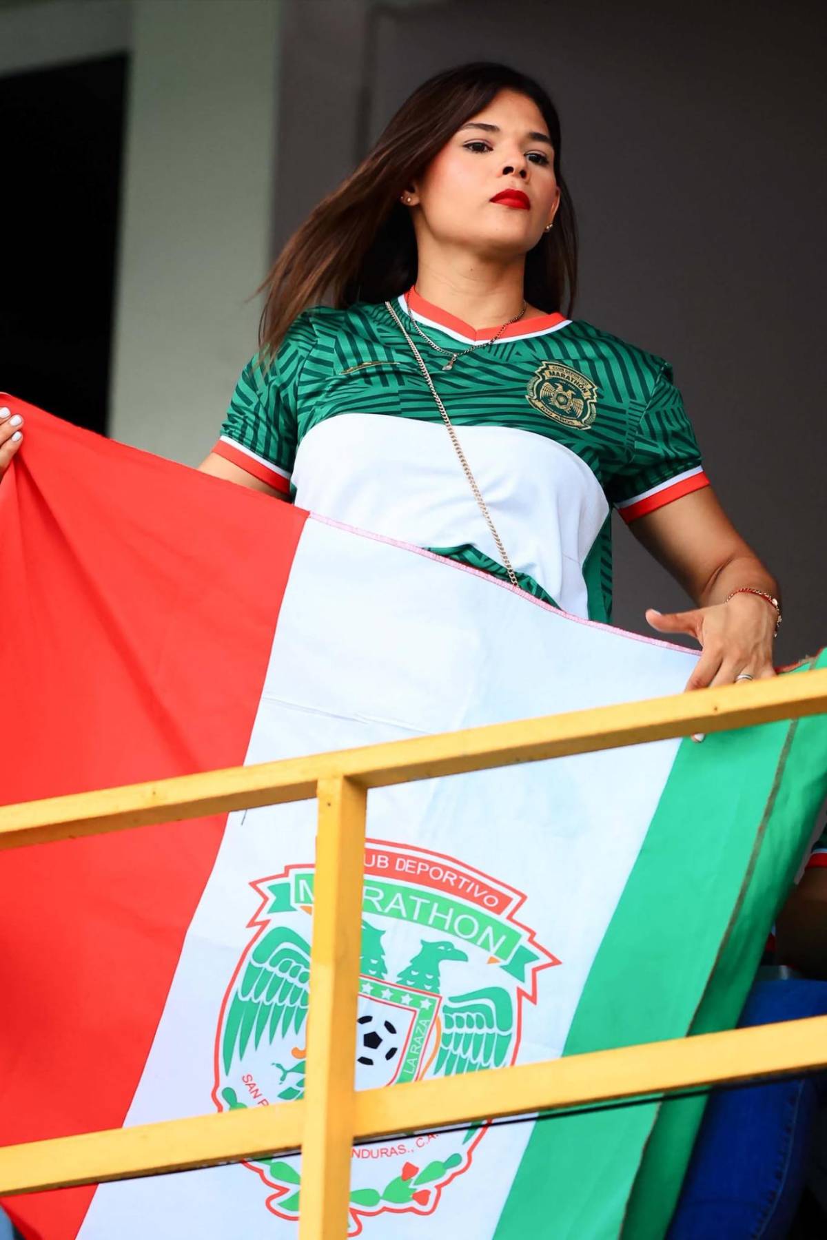 Novia de jugador deslumbra y presentadora es captada apoyando a su equipo en la final
