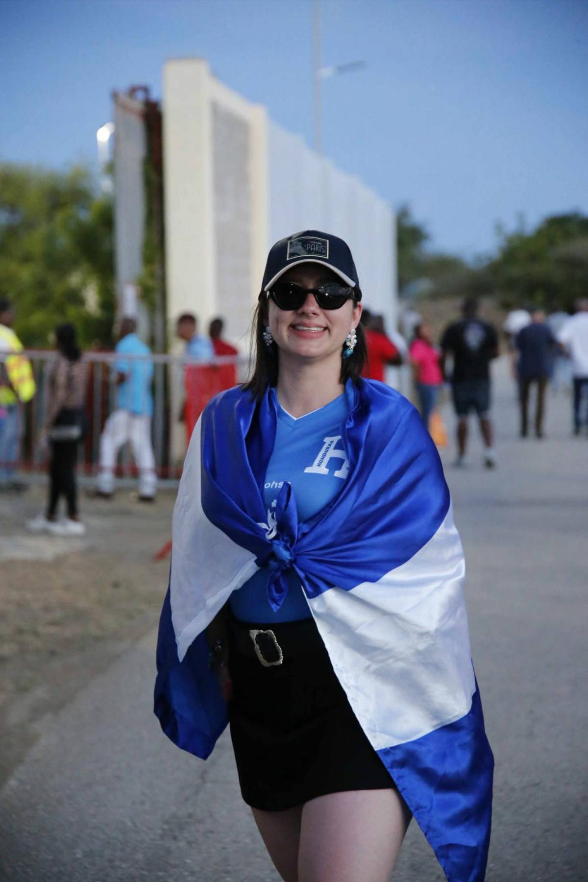Bellas hondureñas en Curazao, políticos sorprenden en partido eliminatoria ante Haití
