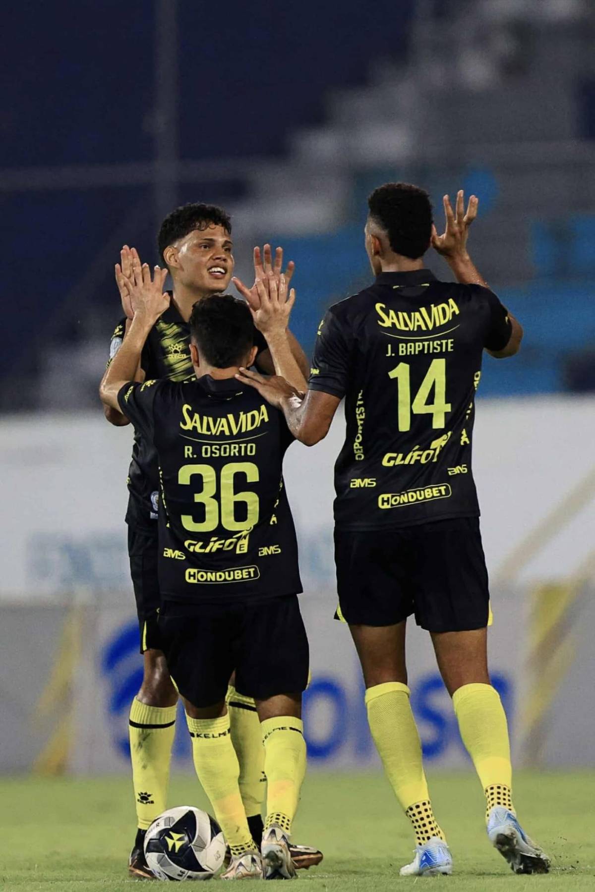 Bellas chicas cautivaron, jugador salió herido y la bronca de Real España en el Morazán