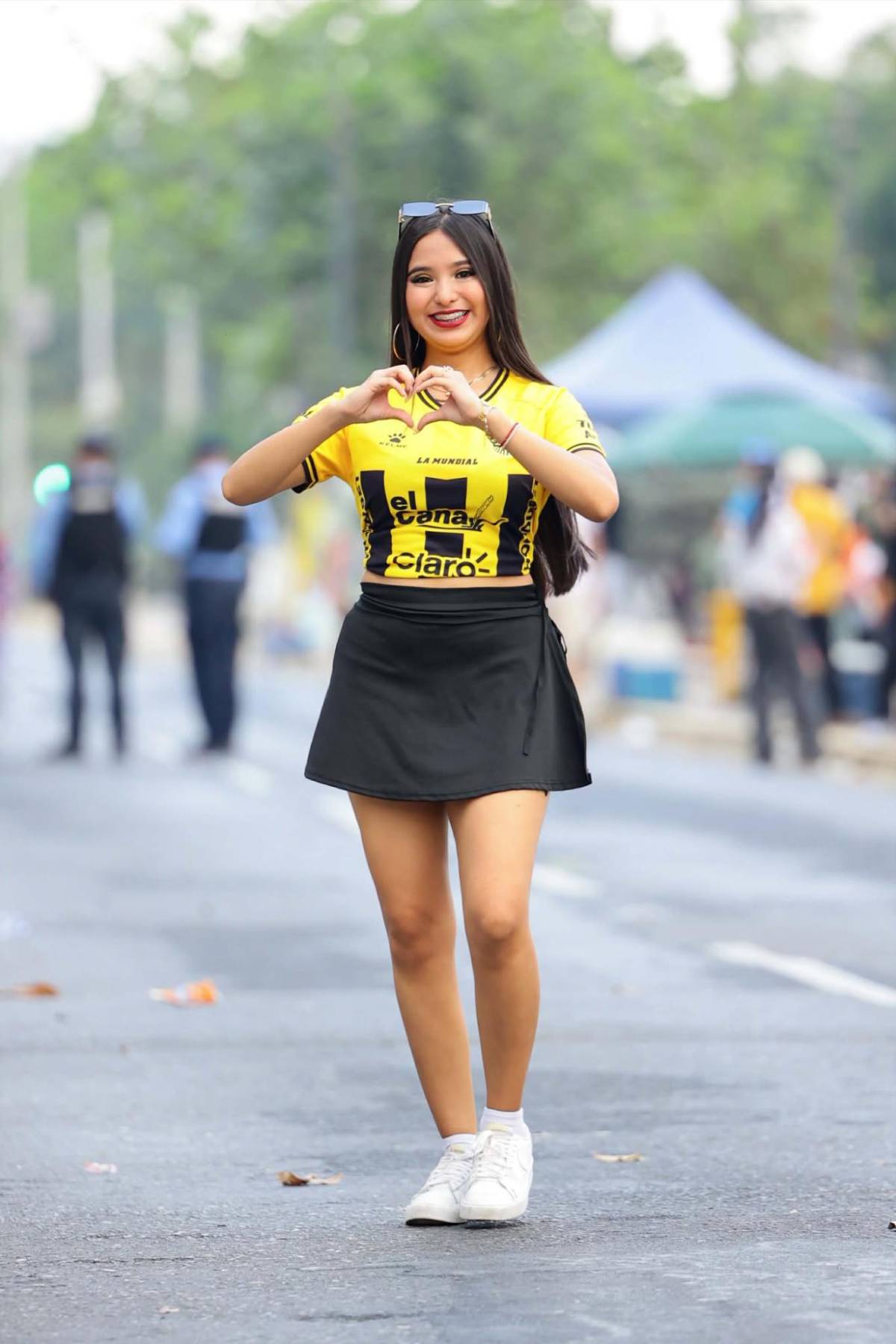 Linda aficionada deslumbra, el Morazán blindado y ambientazo previo al Real España vs Olimpia