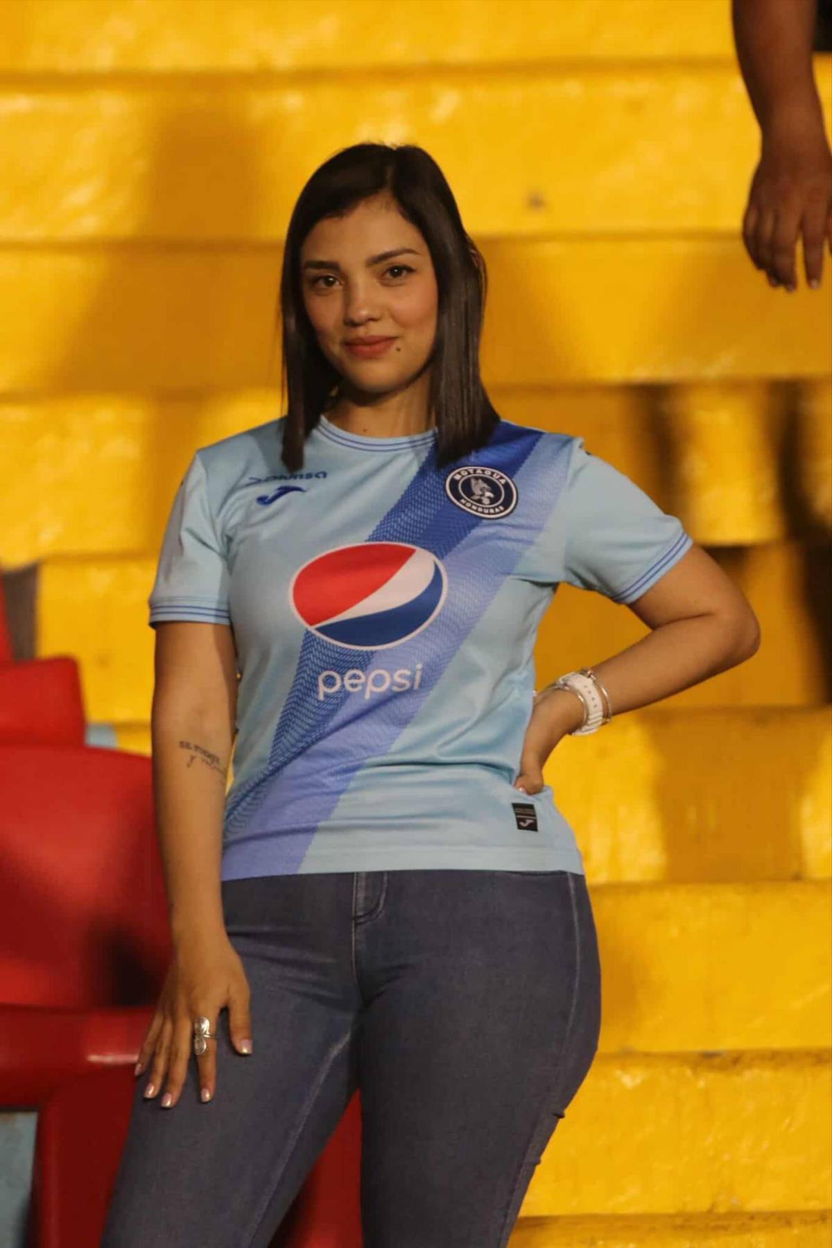 Esposa de directivo y chica misteriosa sorprenden: Linduras en el Motagua vs Alajuelense