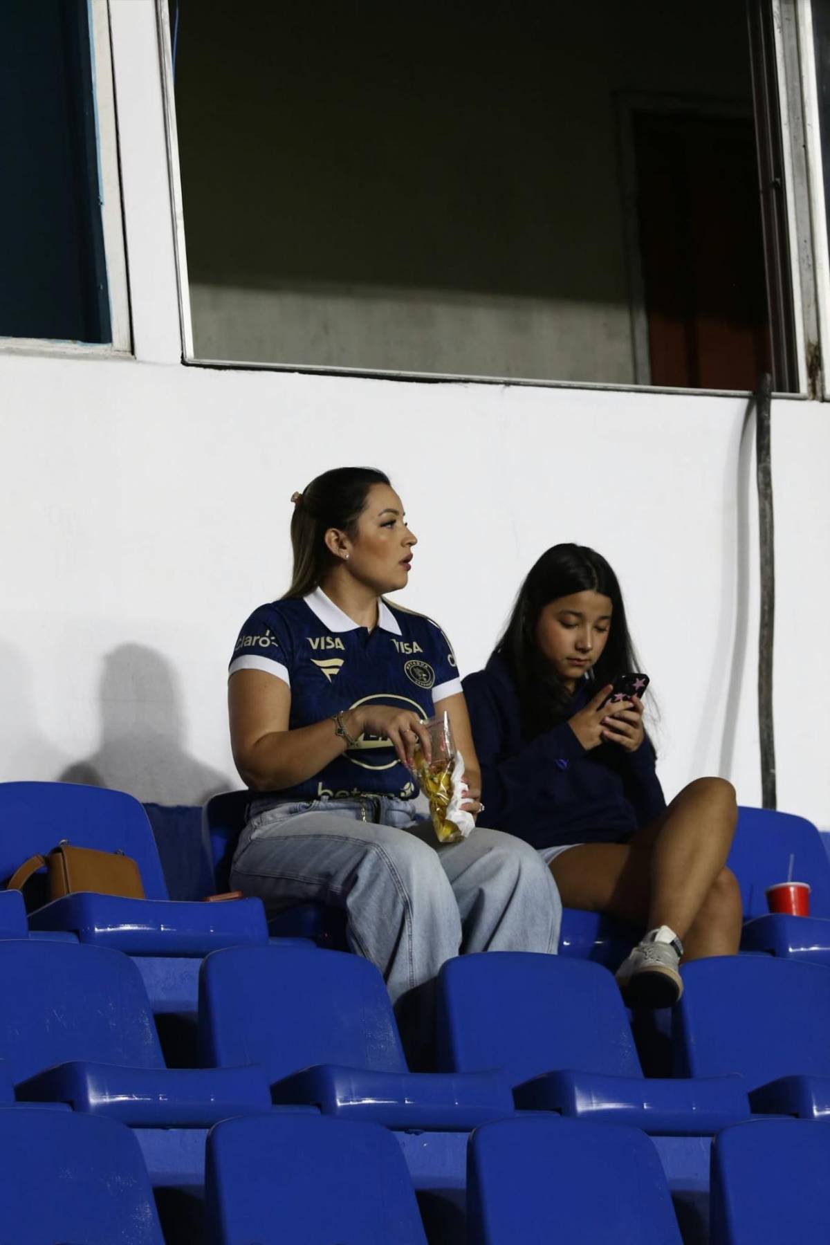 Mamá de jugador de Motagua se roba las miradas y Alajuelense llegó bien representado