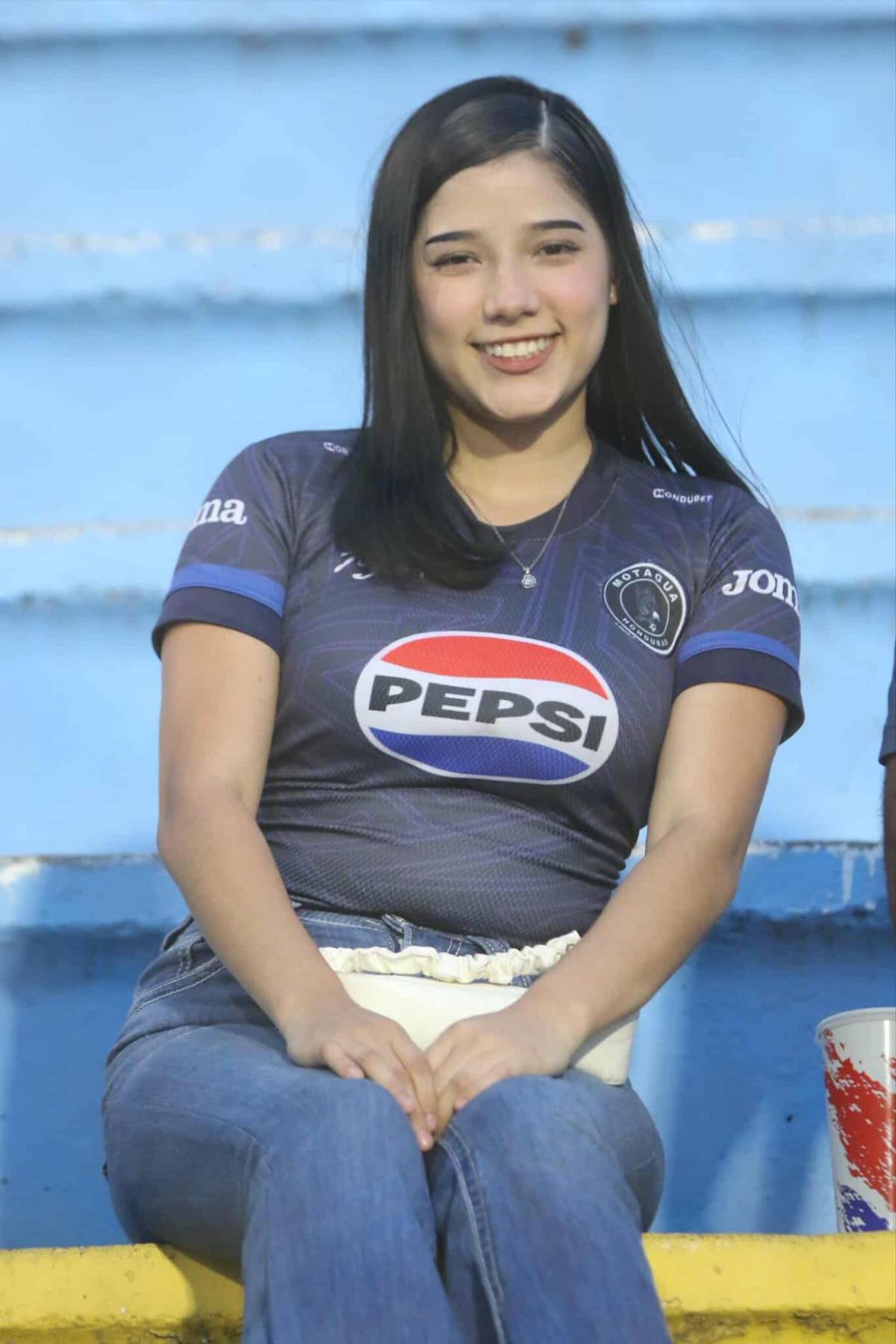 Esposa de Emilio derrochó su belleza: Las lindas chicas que llagaron al estadio Nacional