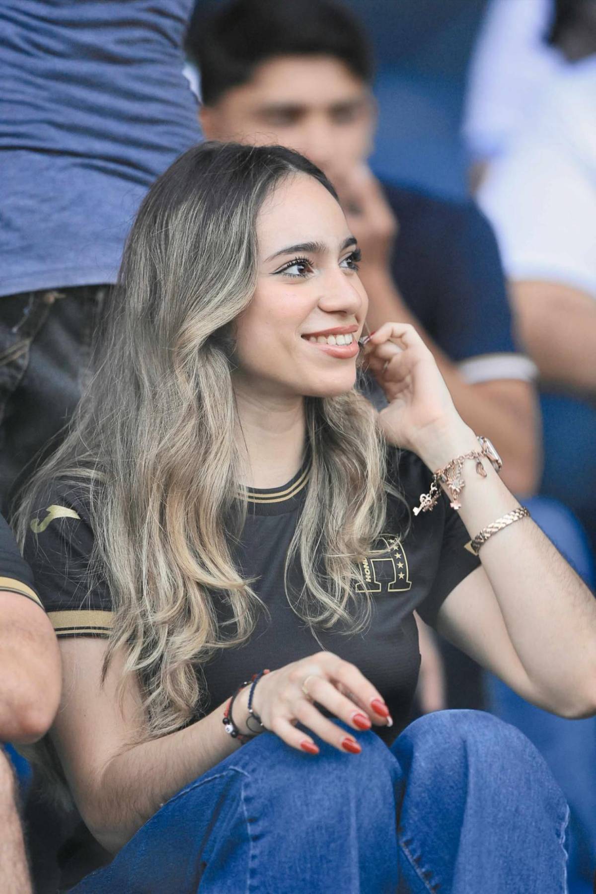 Honduras vs Costa Rica: Las lindas chicas que engalanan la previa del partido en el Morazán