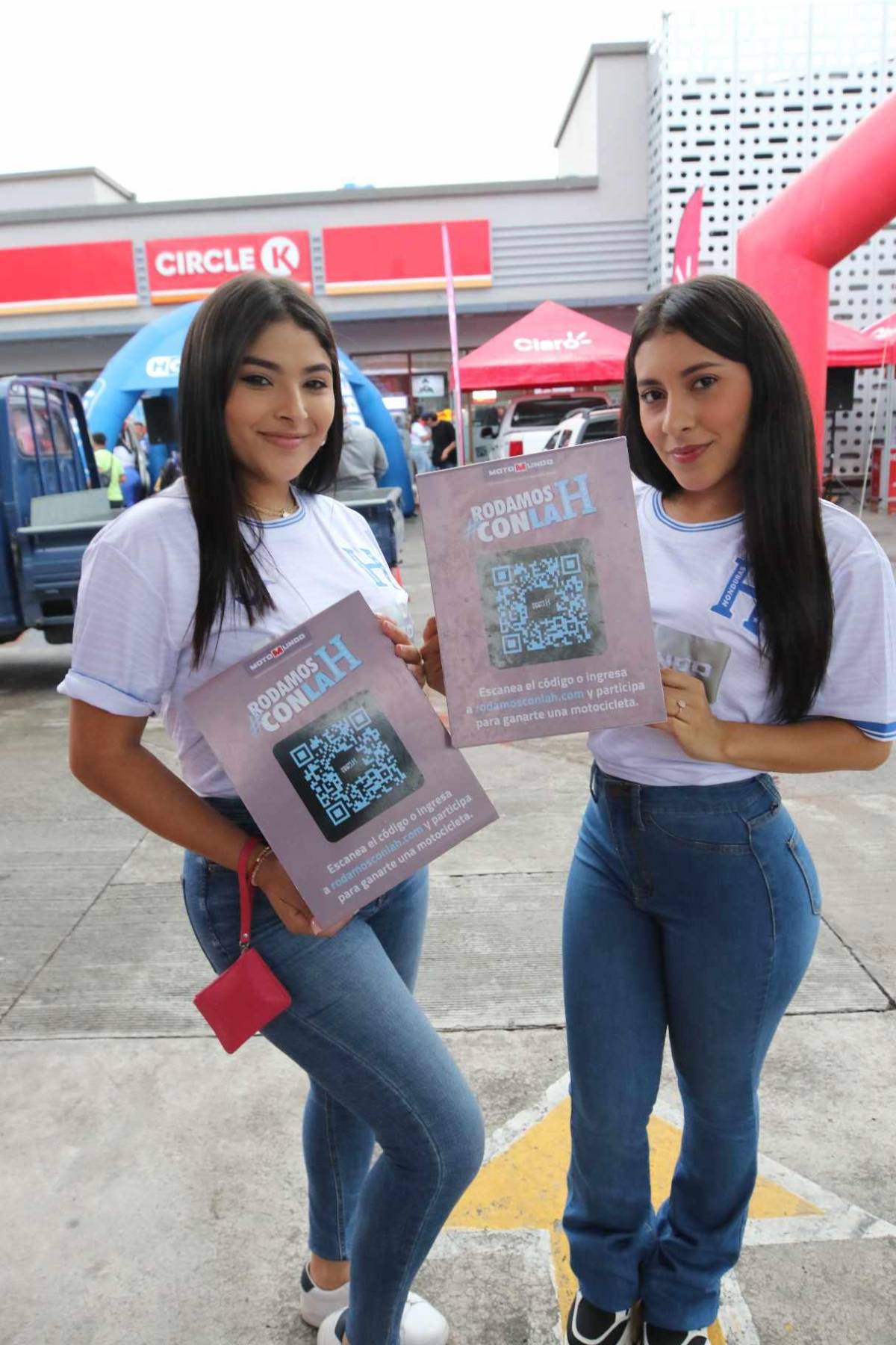 El Nacional se llena de bellas chicas para partido de Honduras ante Antigua y Barbuda