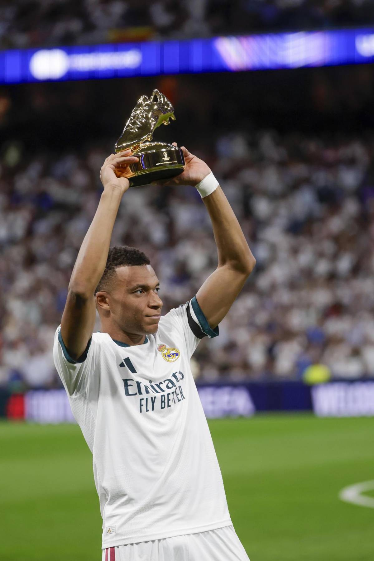 El villano del partido, jugador del Real Madrid sale silbado del Bernabéu y los premiados
