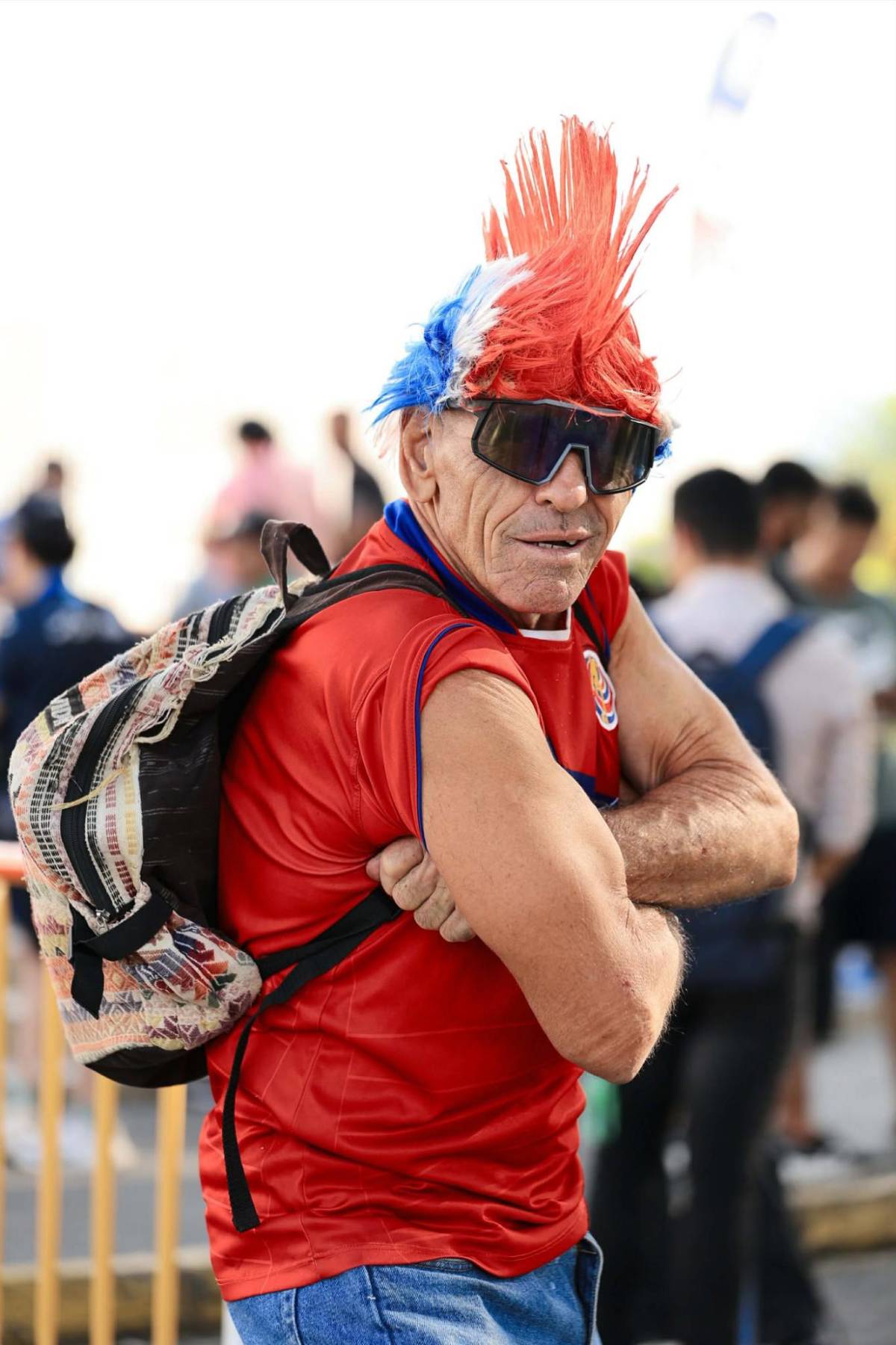 Linda chica y el pollo son la sensación: Ambiente previo al Costa Rica vs Honduras