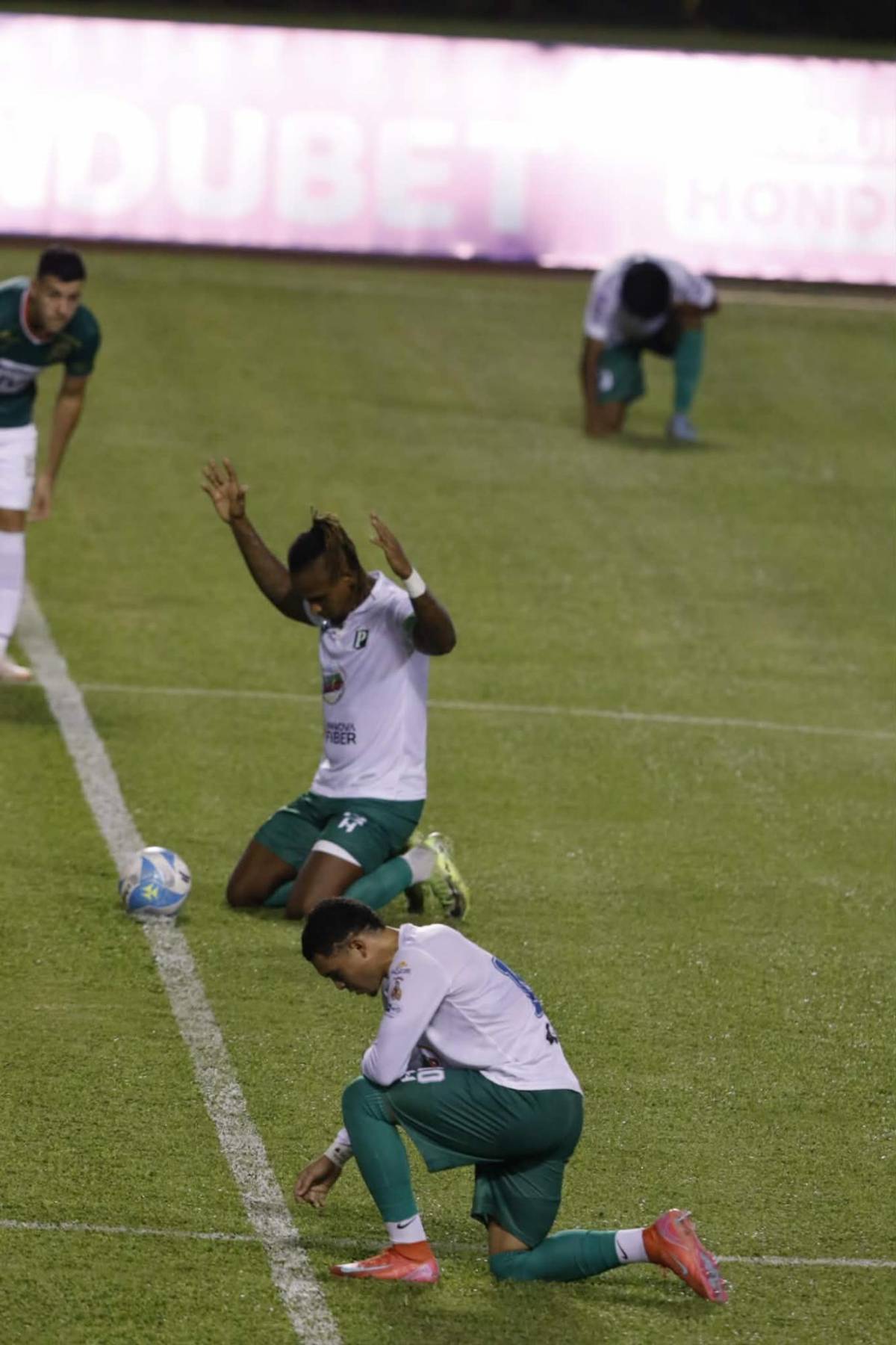 Linda chica sorprende, Alexy Vega con guiño al Puskas y  show de Marathón ante Platense