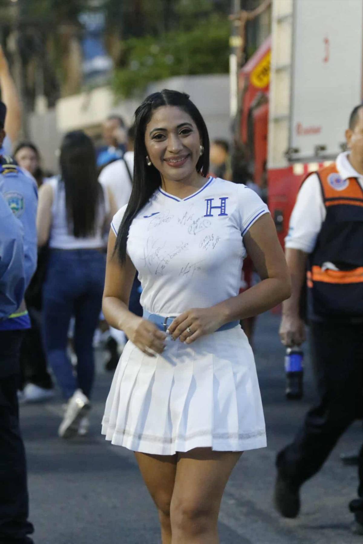 Honduras vs Costa Rica: Las lindas chicas que engalanan la previa del partido en el Morazán