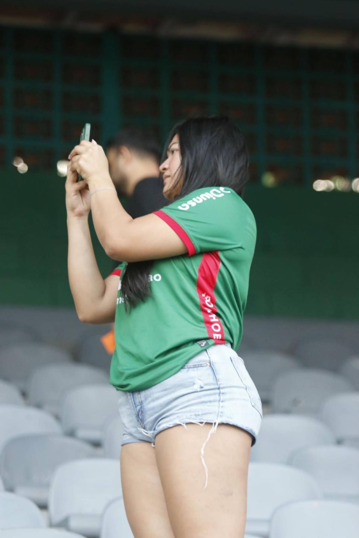 Aficionada enamora, show de las barras y ¿llegó Lavallén?: Ambiente previo al Marathón vs Olimpia