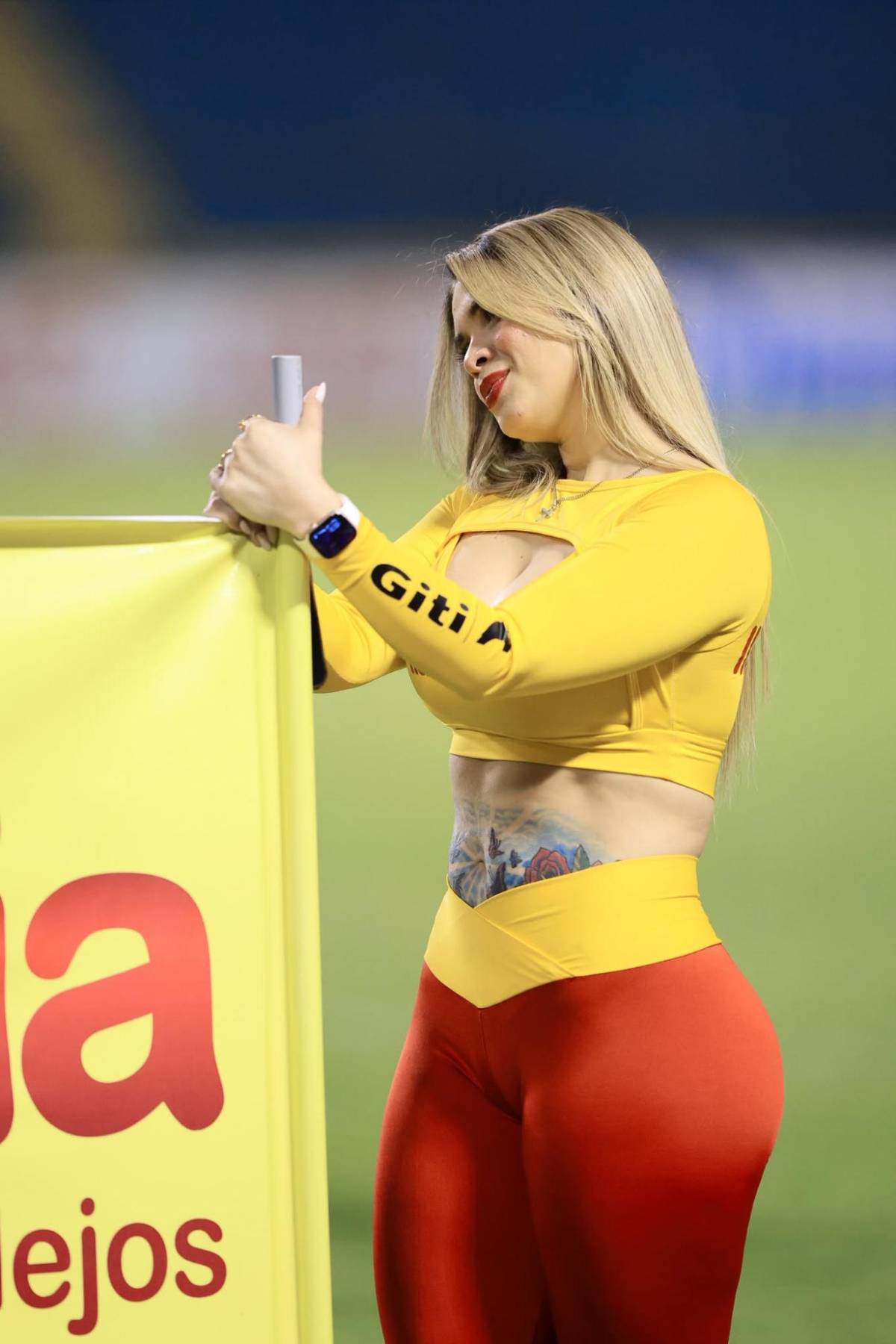 El estadio Olímpico se llena de lindas chicas para el clásico sampedrano