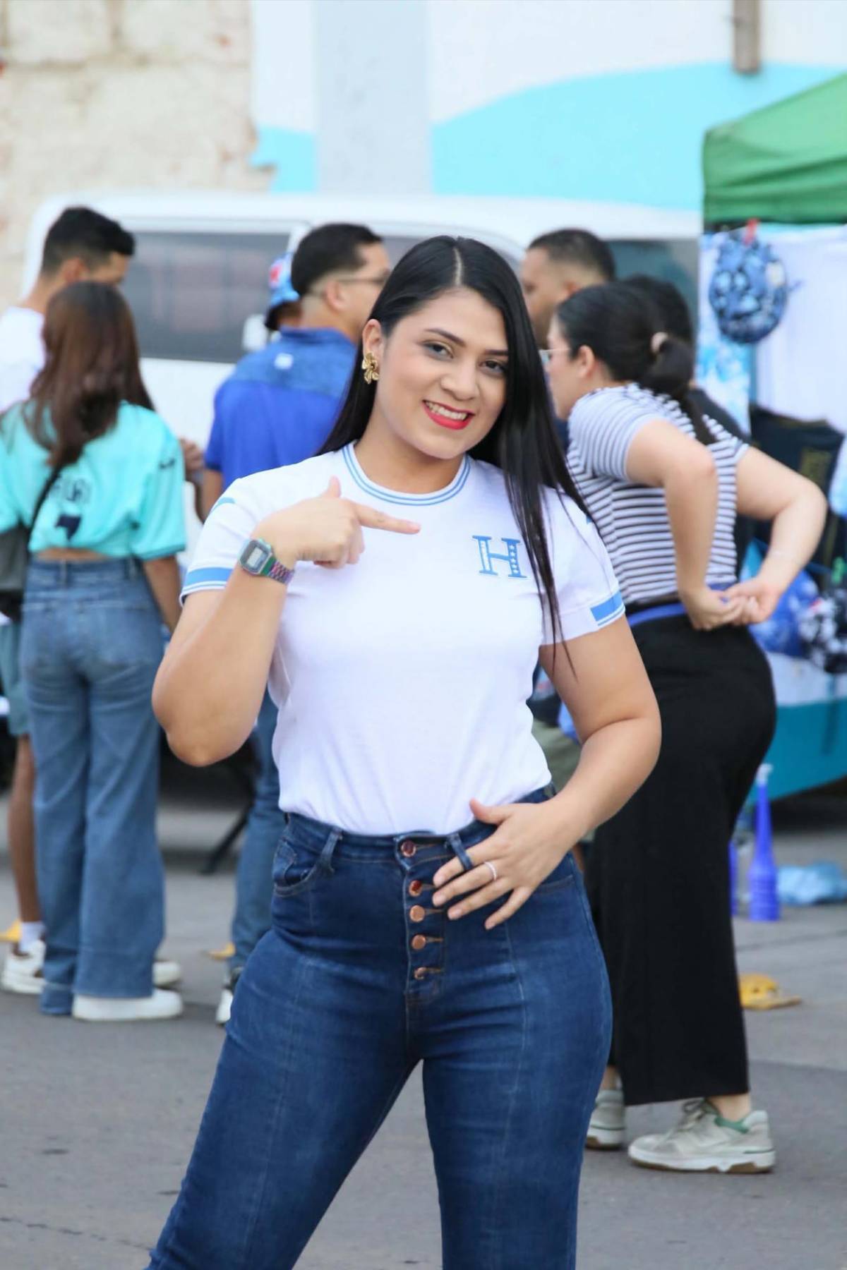 Las bellas chicas que fueron captadas en el Nacional en partido de Honduras ante Haití