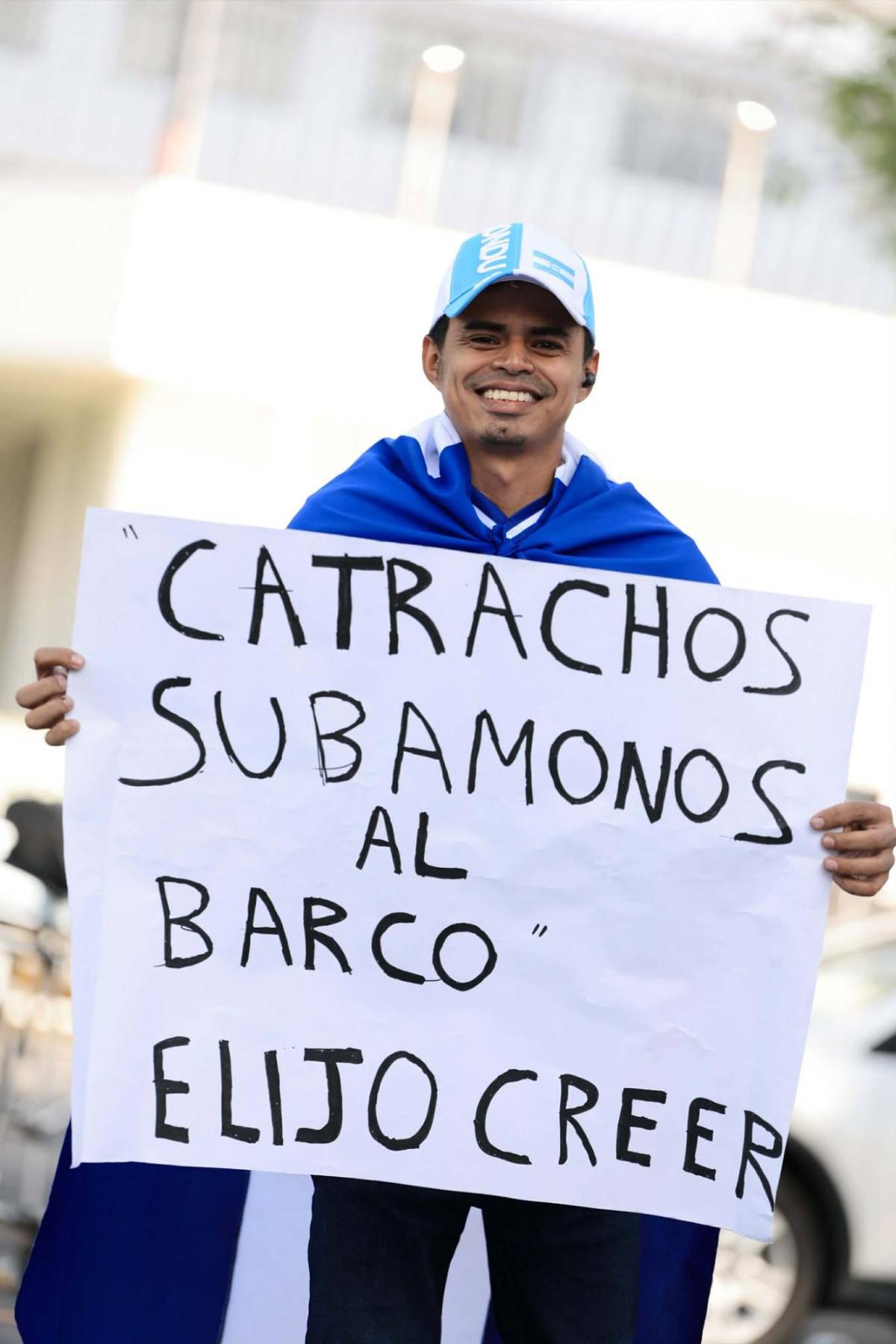 Linda chica y el pollo son la sensación: Ambiente previo al Costa Rica vs Honduras
