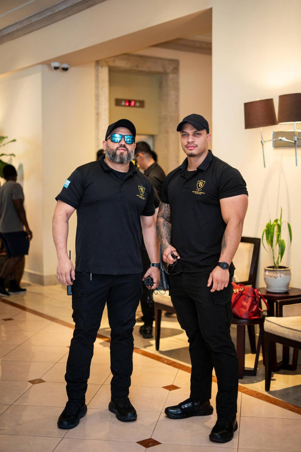 Famoso con seguridad privada y aficionados llegan al estadio para apoyar a tiktokers hondureños