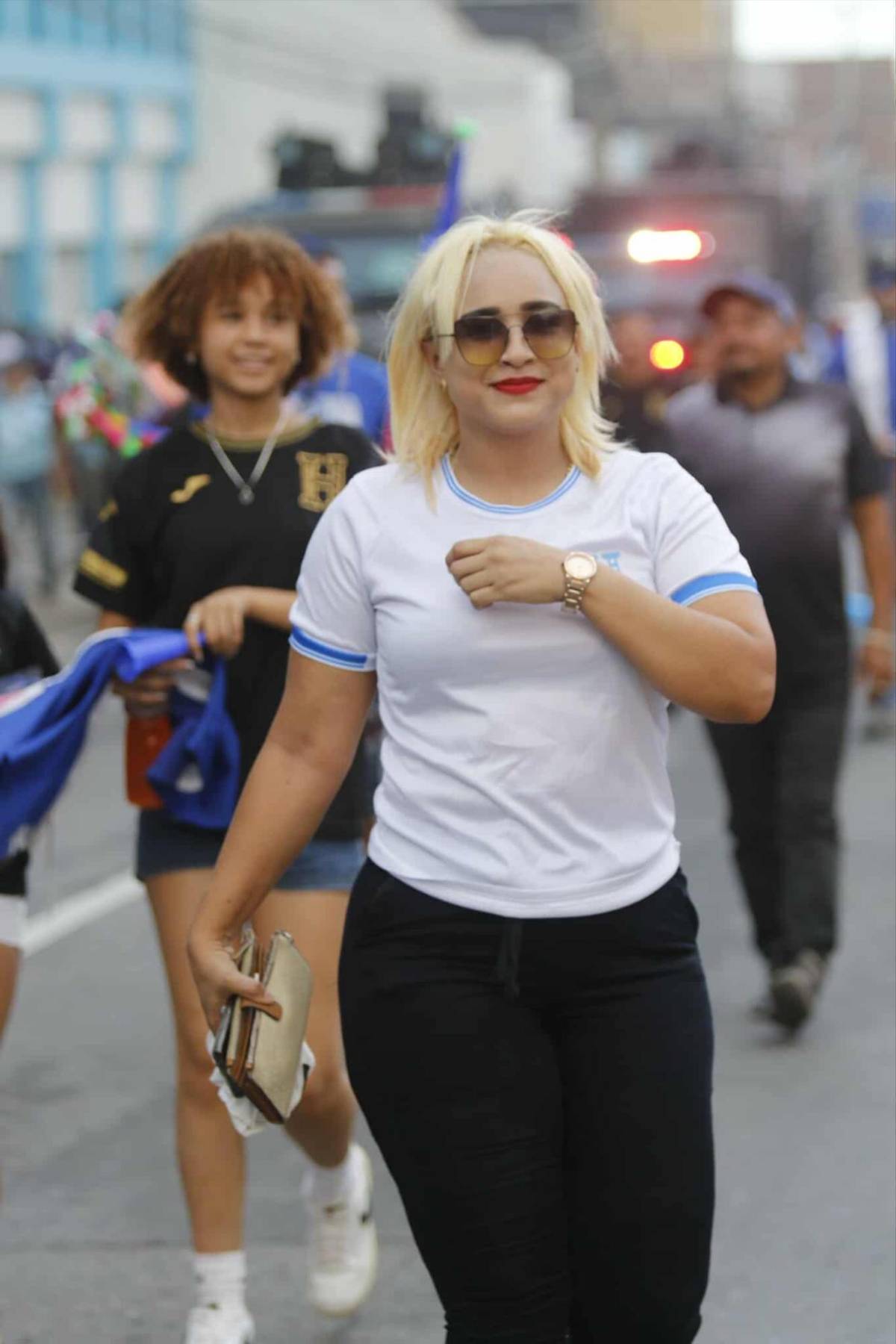 Honduras vs Costa Rica: Las lindas chicas que engalanan la previa del partido en el Morazán