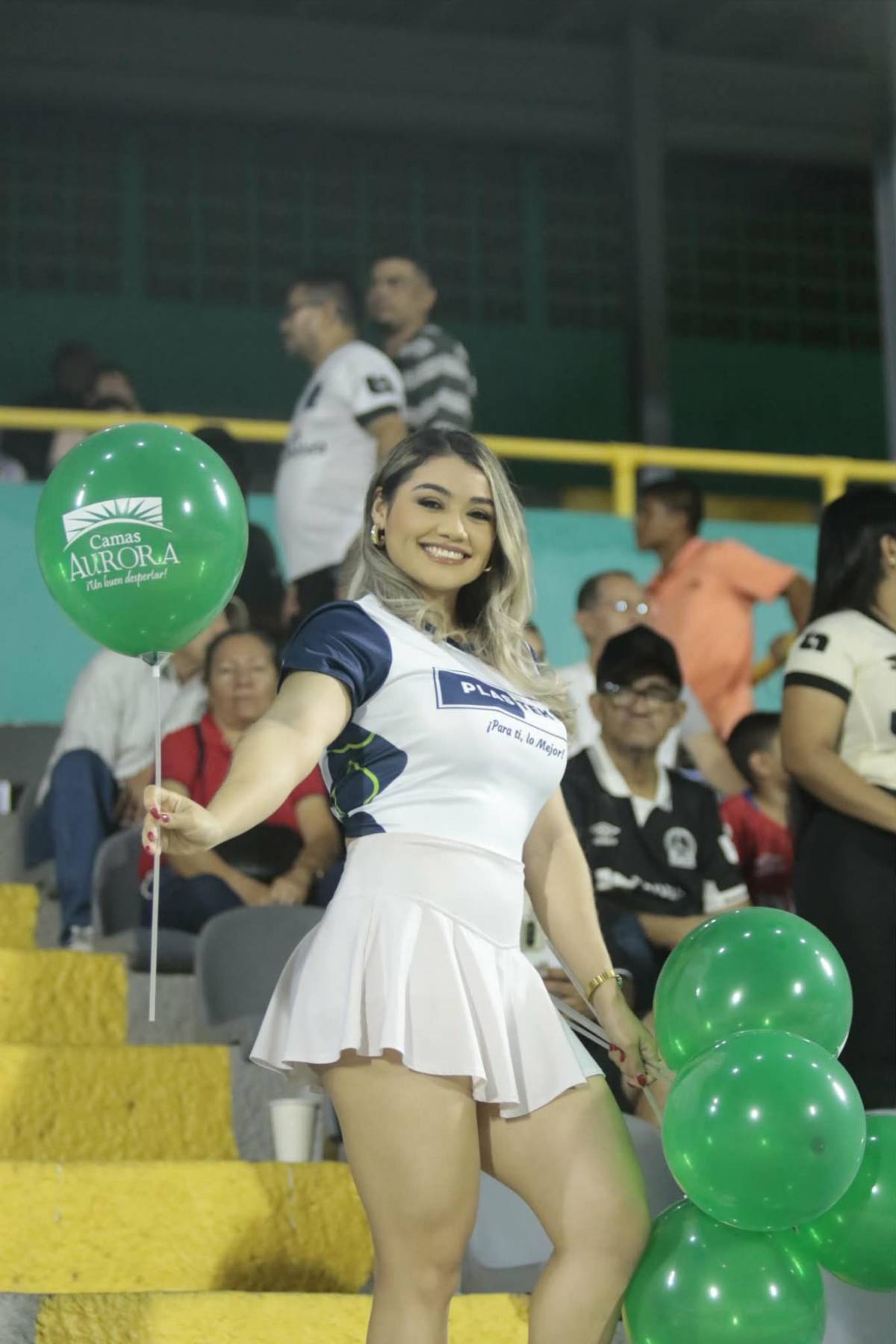 Las bellas chicas en el Morazán, alarma en el Olimpia y el pedido de un aficionado