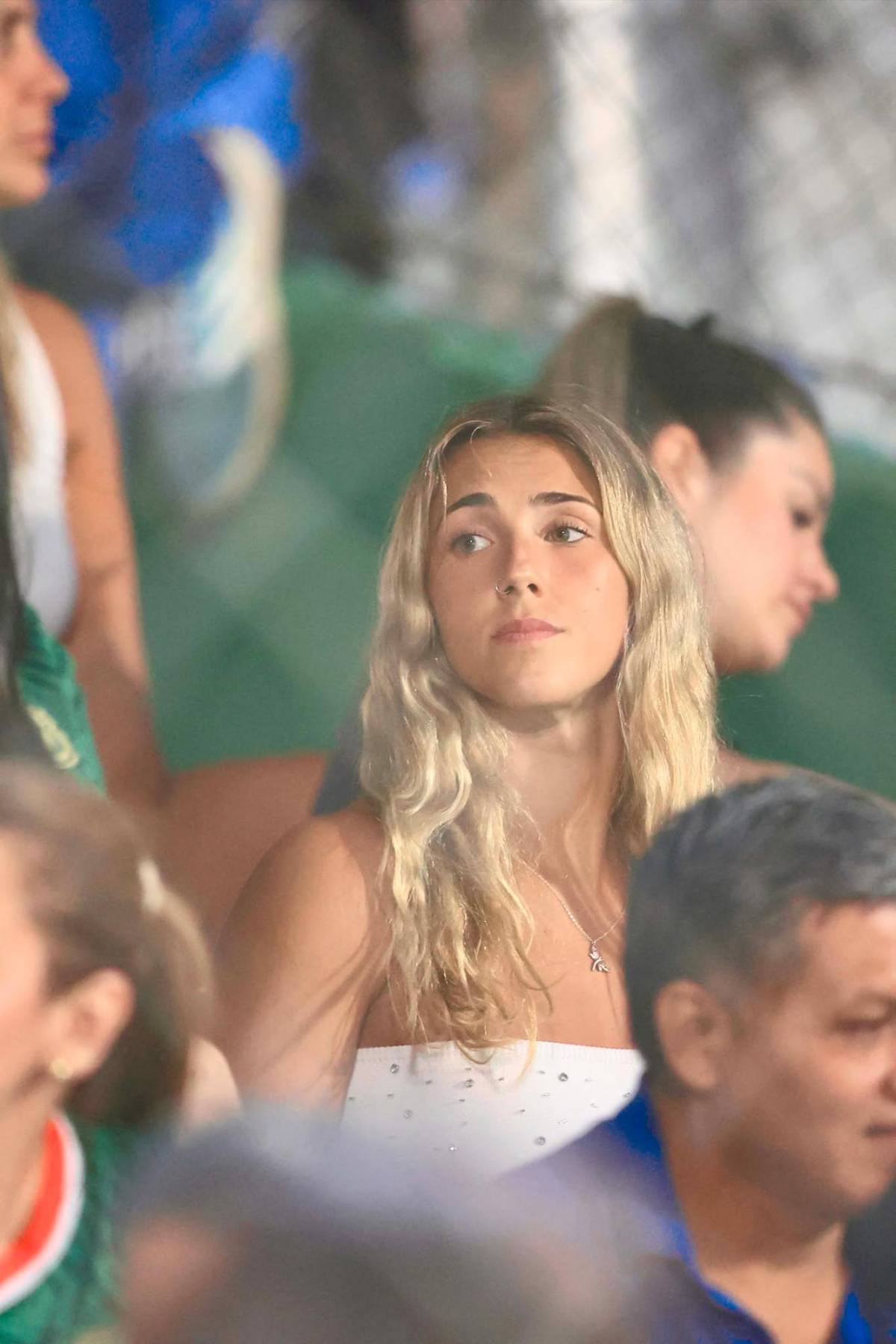 Novia de jugador deslumbra y presentadora es captada apoyando a su equipo en la final