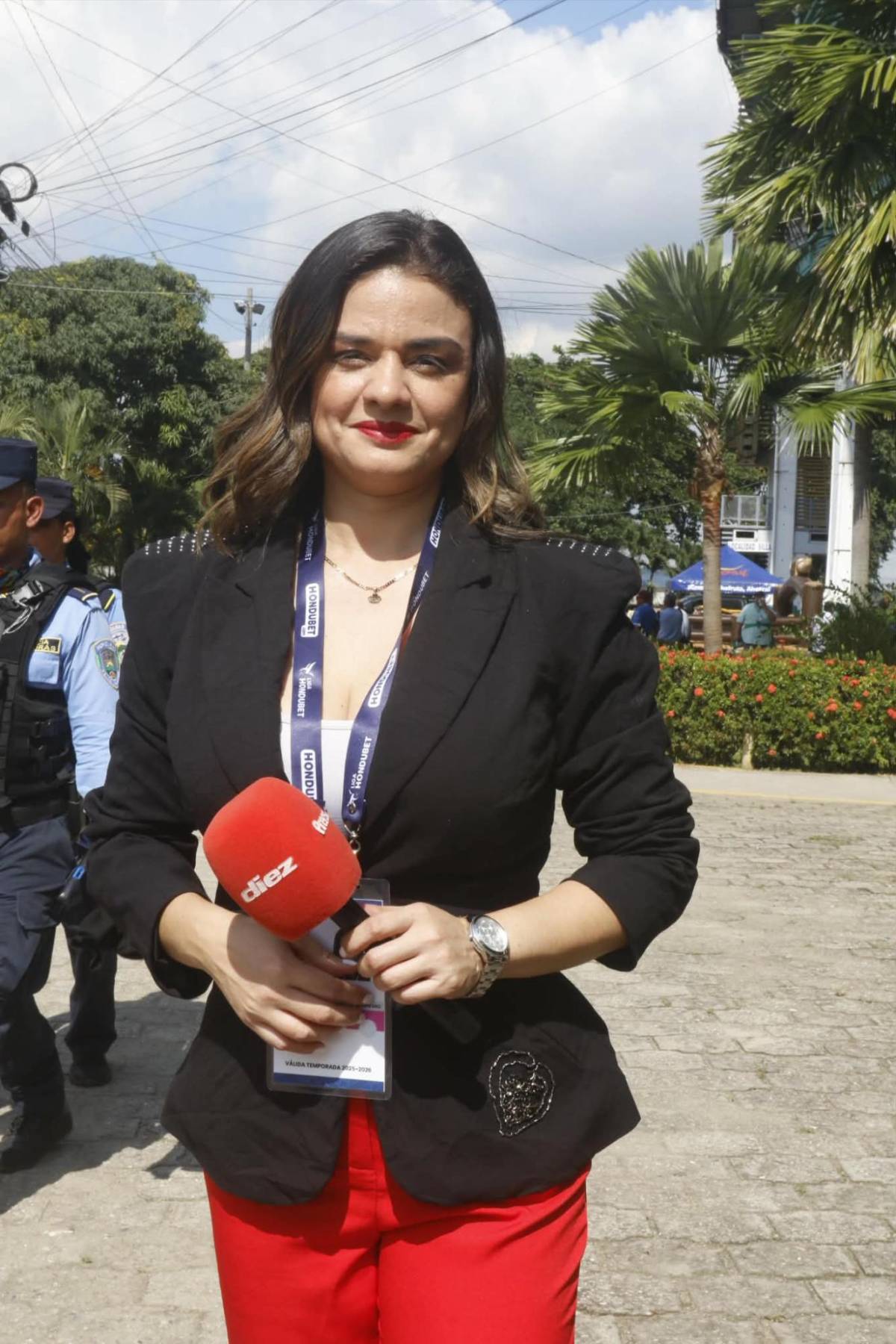 Gringas y periodista se roban el show: Las bellas chicas en la final Marathón vs Olimpia