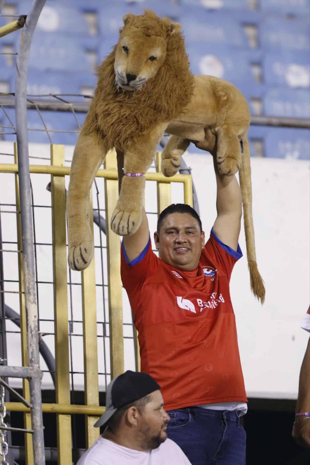 Lindas chicas y sorprende lo que hizo André Orellana: Ambiente previo al Marathón vs Olimpia