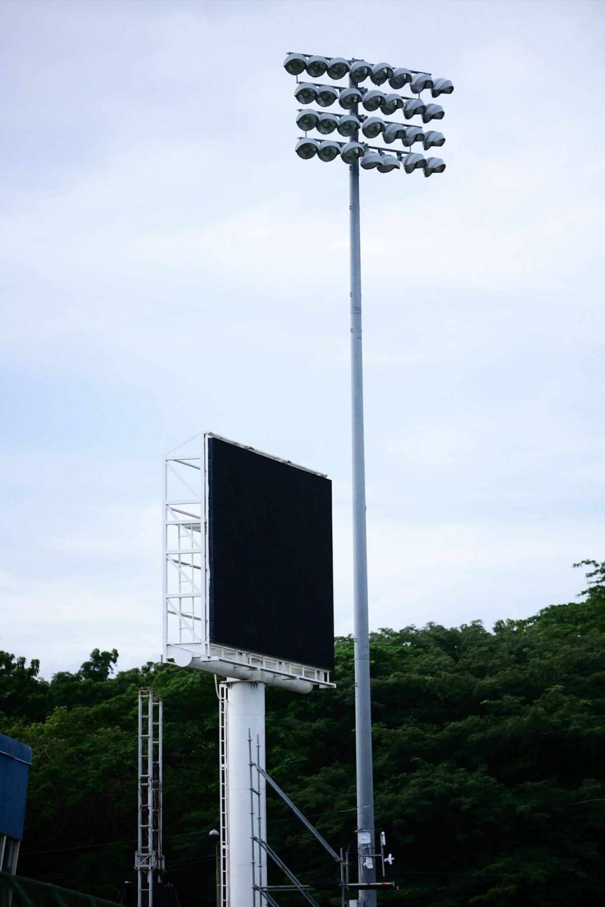 Estadio Nacional de Managua: anclado en la montaña cancha sintética y acogedor