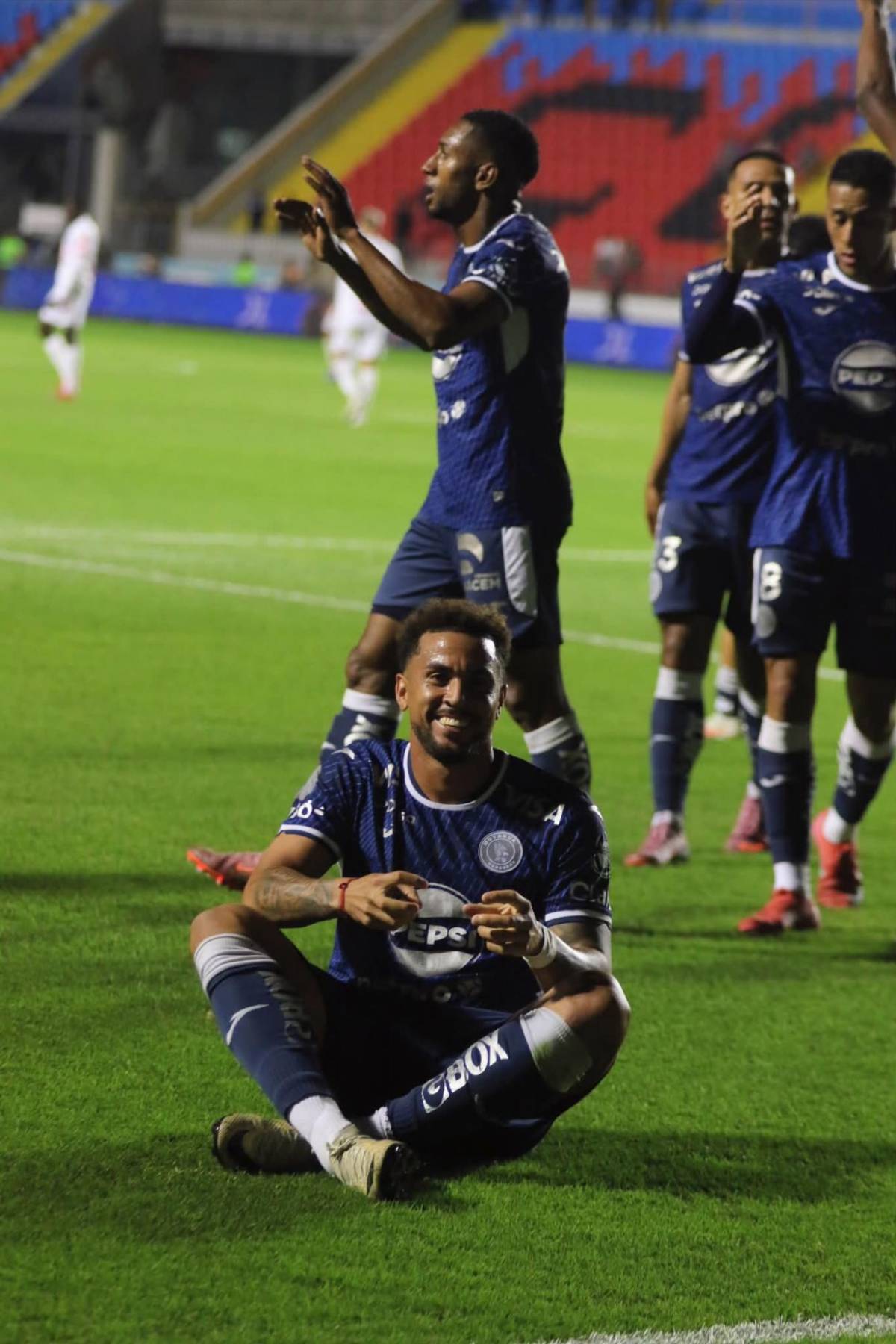 Menjívar enciende a la Revo, polémica bronca del Olimpia con el árbitro y De Olivera salvó a Motagua