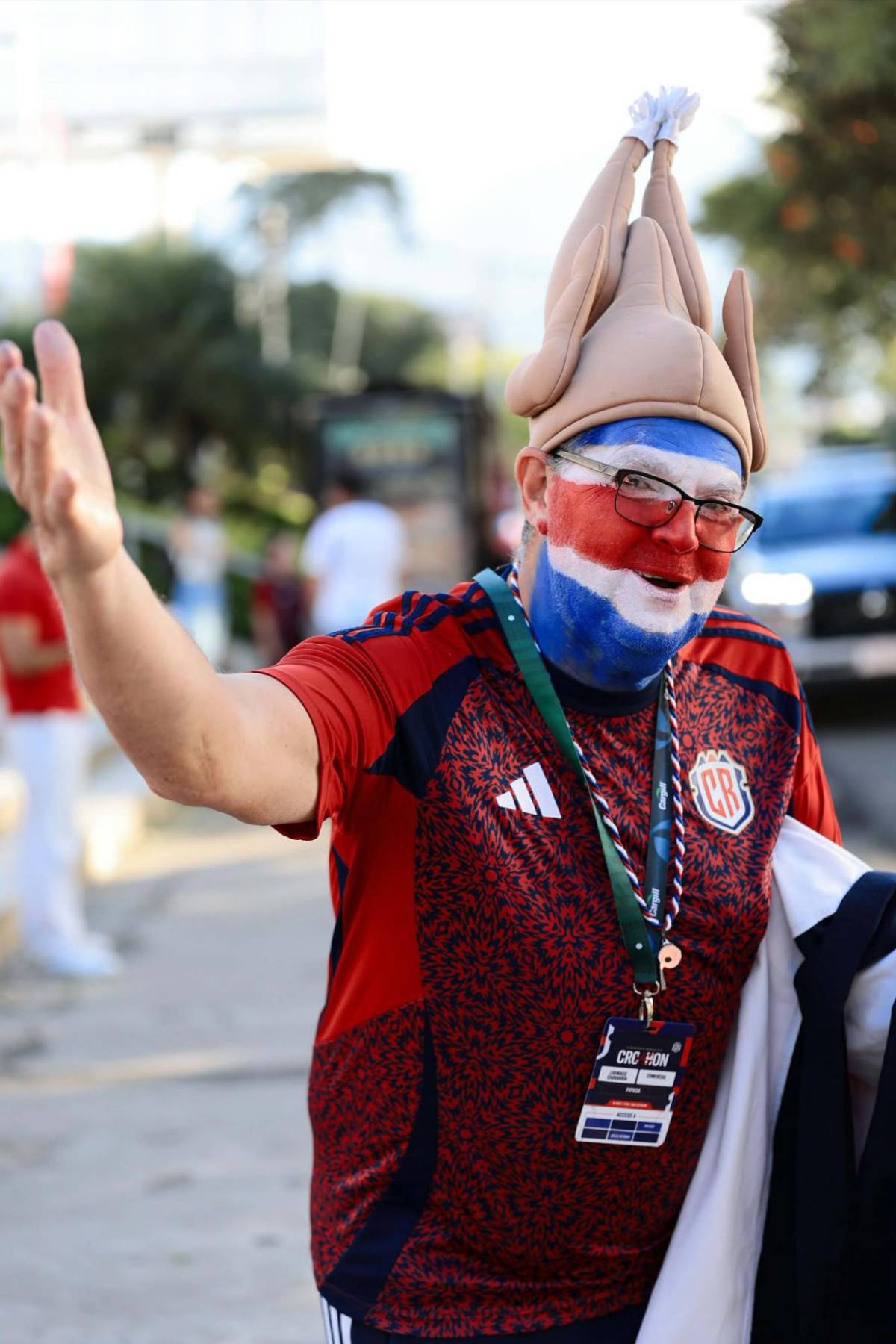 Linda chica y el pollo son la sensación: Ambiente previo al Costa Rica vs Honduras