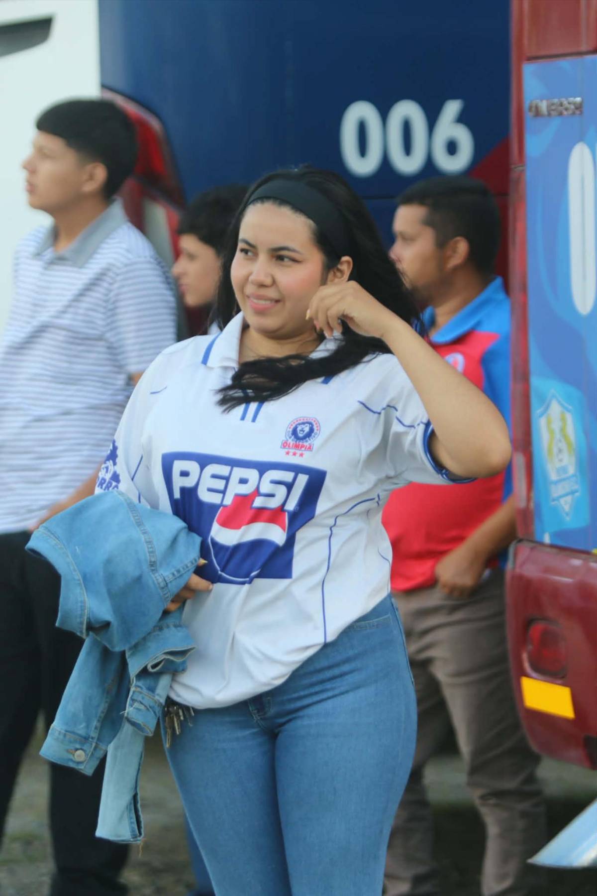 Aficionados sorprenden a Espinel, jugada de VAR de policía y la belleza de Comayagua