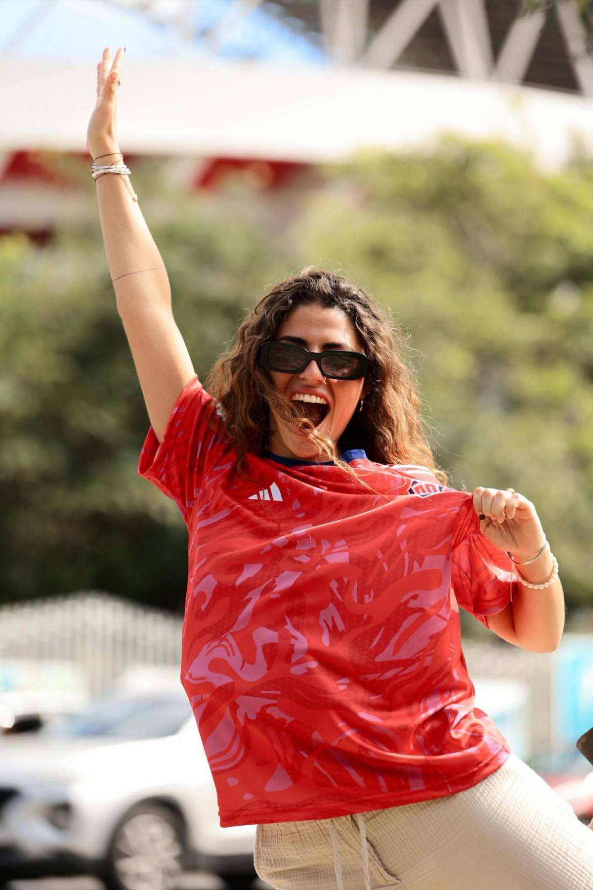 Linda chica y el pollo son la sensación: Ambiente previo al Costa Rica vs Honduras
