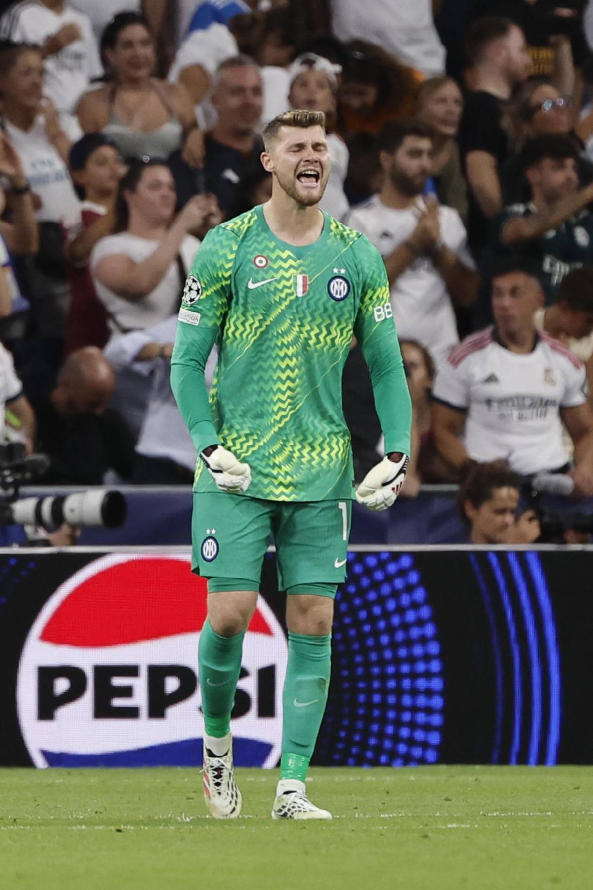 El villano del partido, jugador del Real Madrid sale silbado del Bernabéu y los premiados