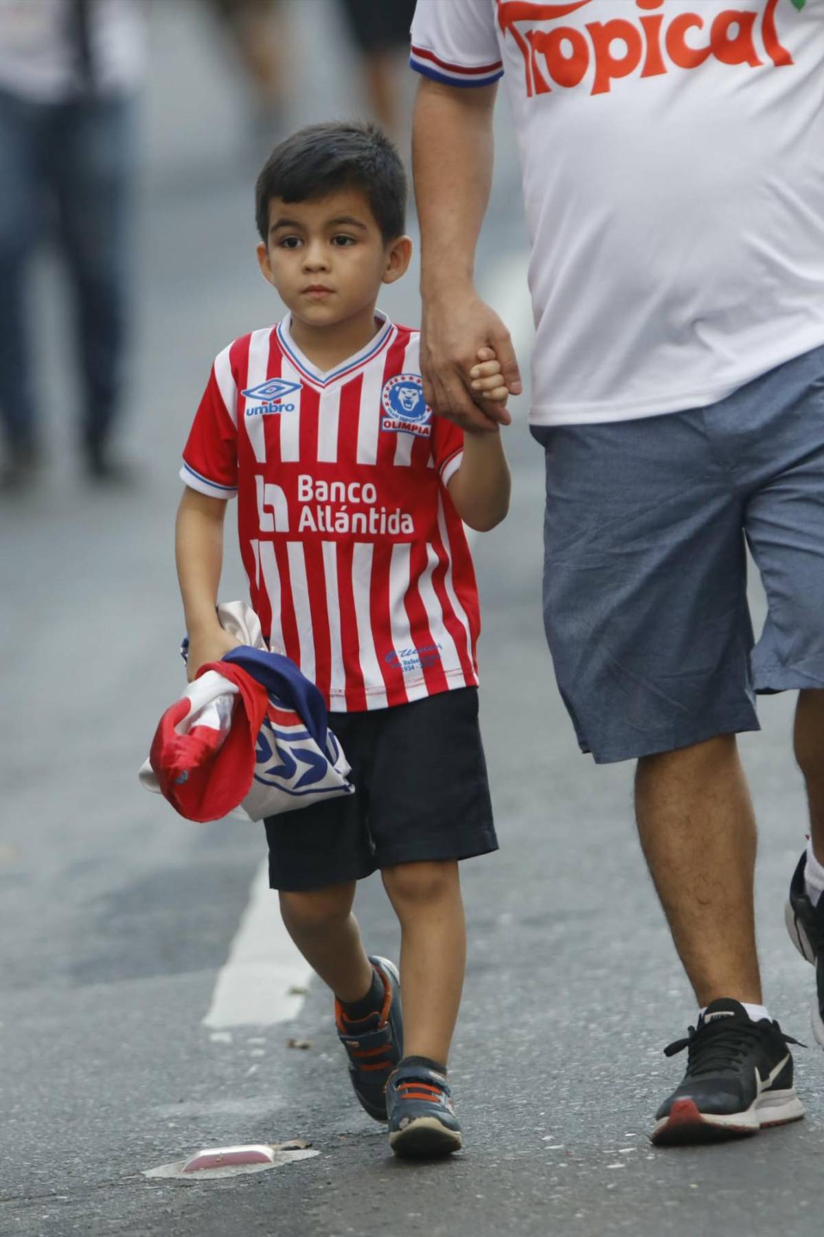 Linda aficionada deslumbra, el Morazán blindado y ambientazo previo al Real España vs Olimpia