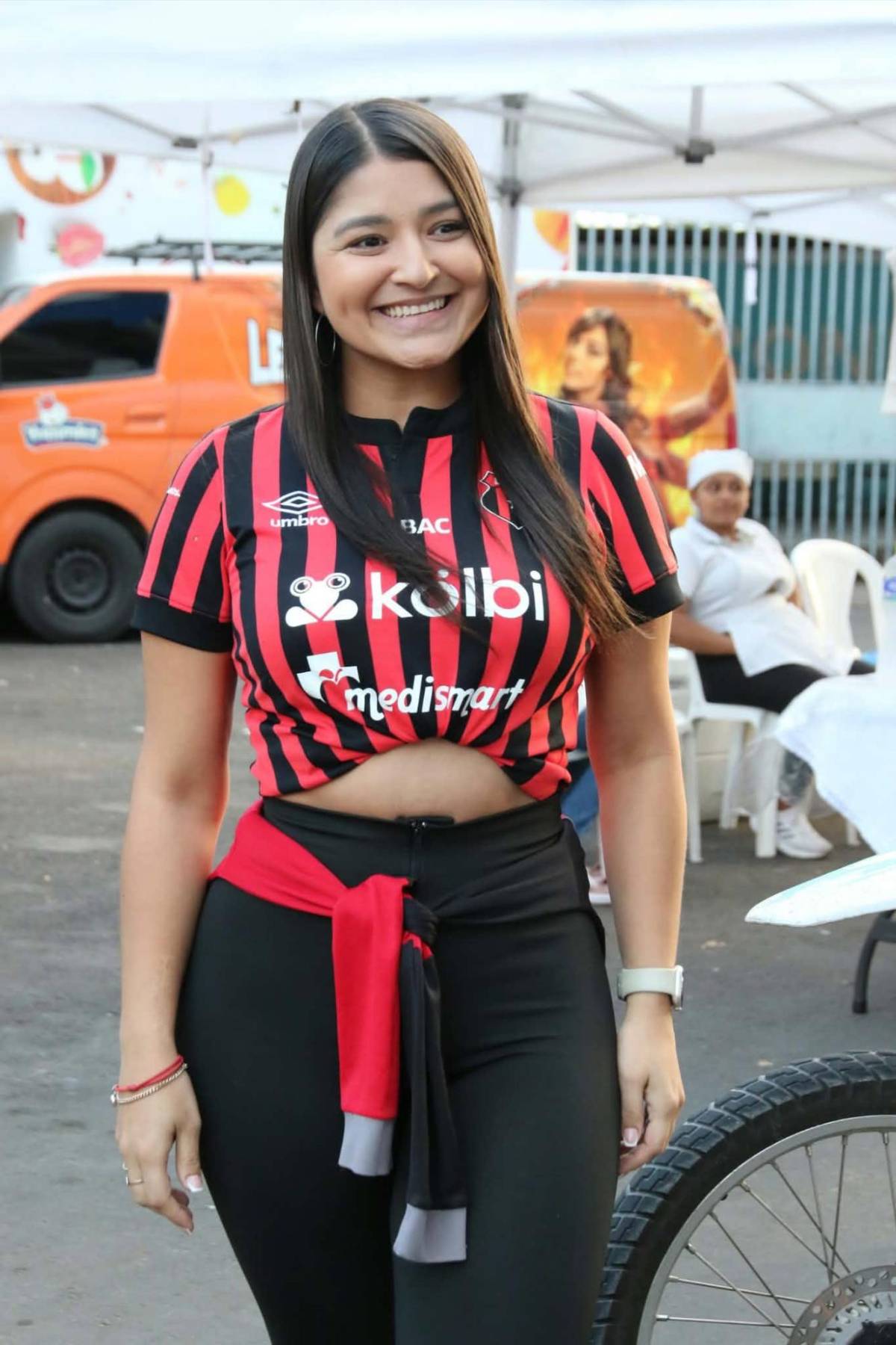 Mamá de jugador de Motagua se roba las miradas y Alajuelense llegó bien representado