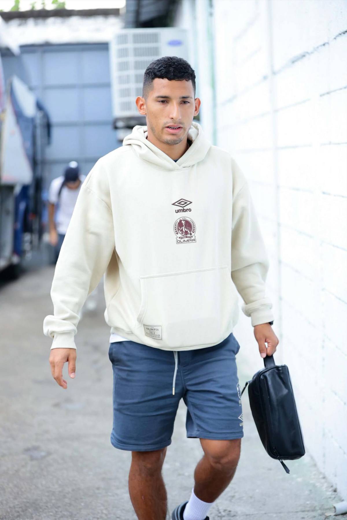 Linda aficionada deslumbra, el Morazán blindado y ambientazo previo al Real España vs Olimpia