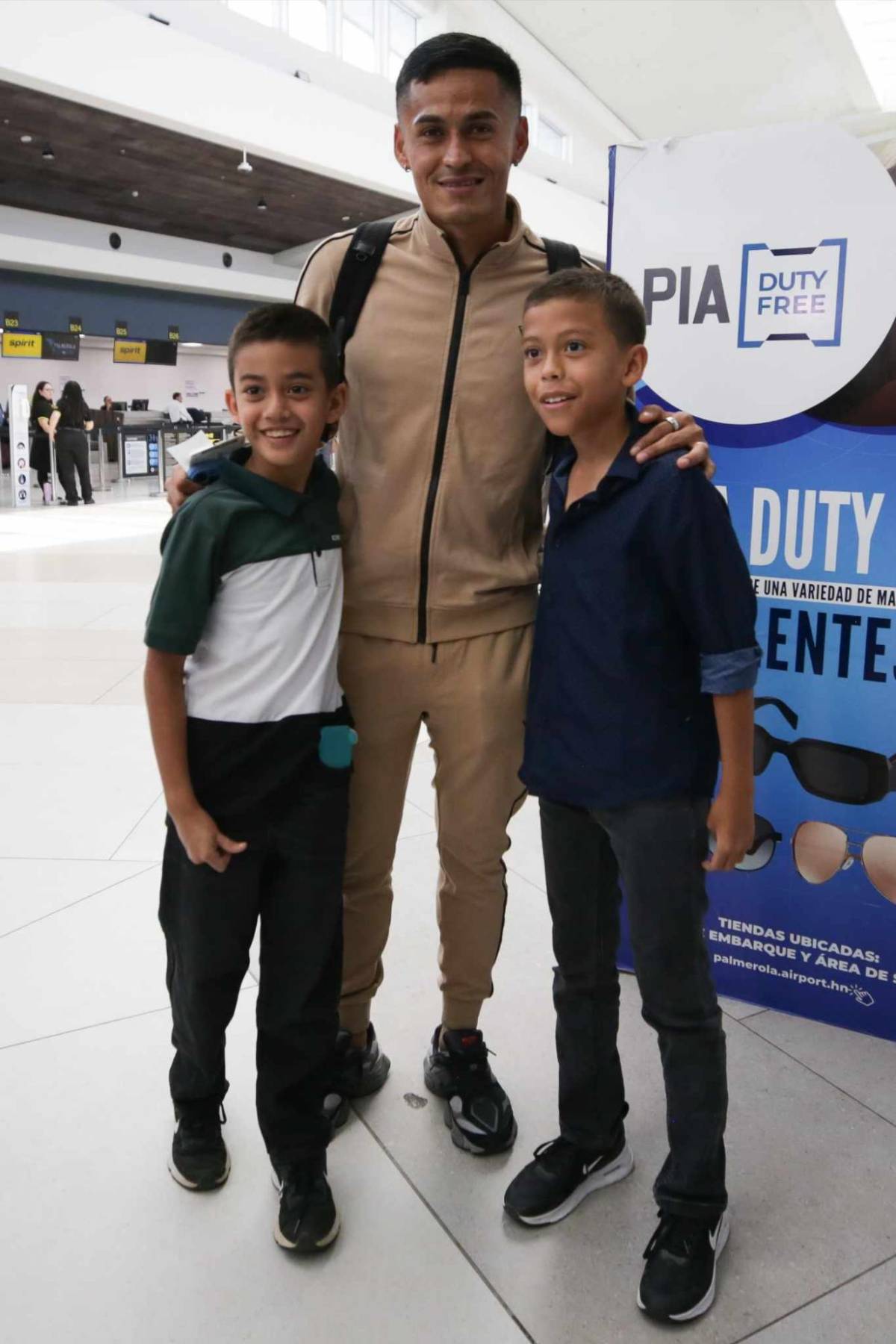 Jugador hondureño no regresa a su equipo, legionario la hace de periodista y los costosos bolsos