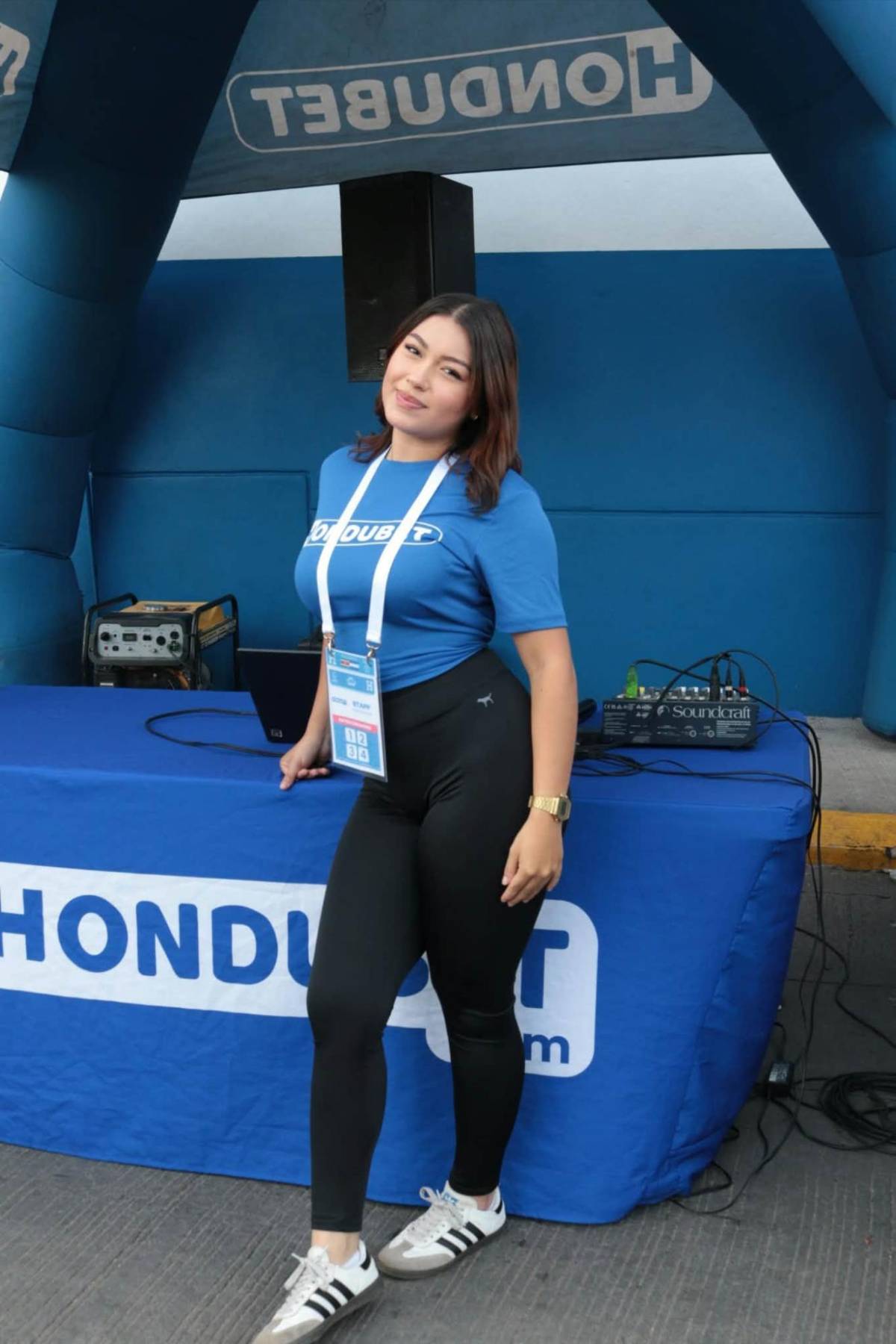 Chica de verde sorprende y otra roba beso; las bellezas en el Honduras ante Surinam