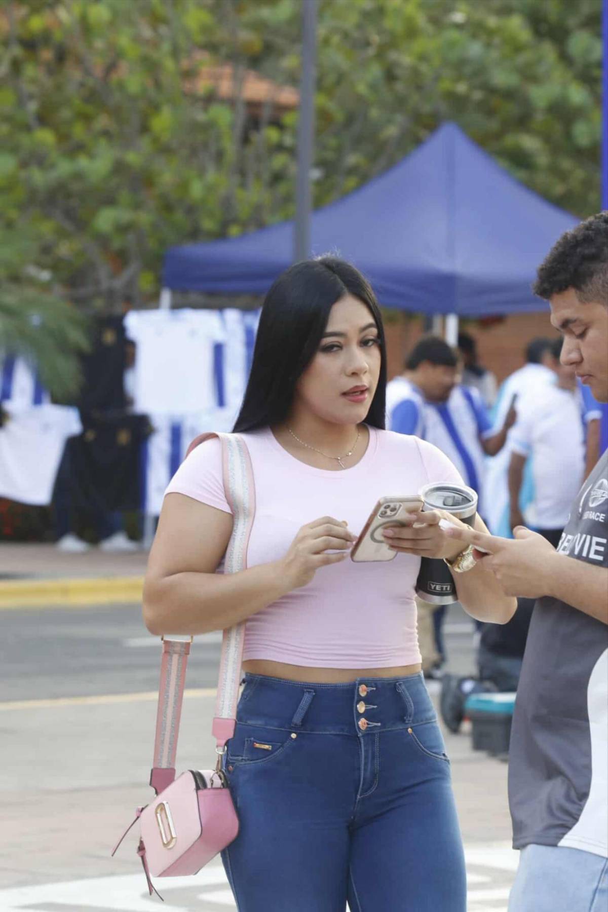 Honduras vs Costa Rica: Las lindas chicas que engalanan la previa del partido en el Morazán