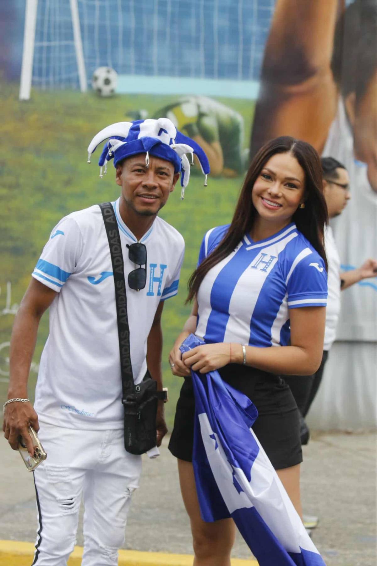 Honduras vs Costa Rica: Las lindas chicas que engalanan la previa del partido en el Morazán