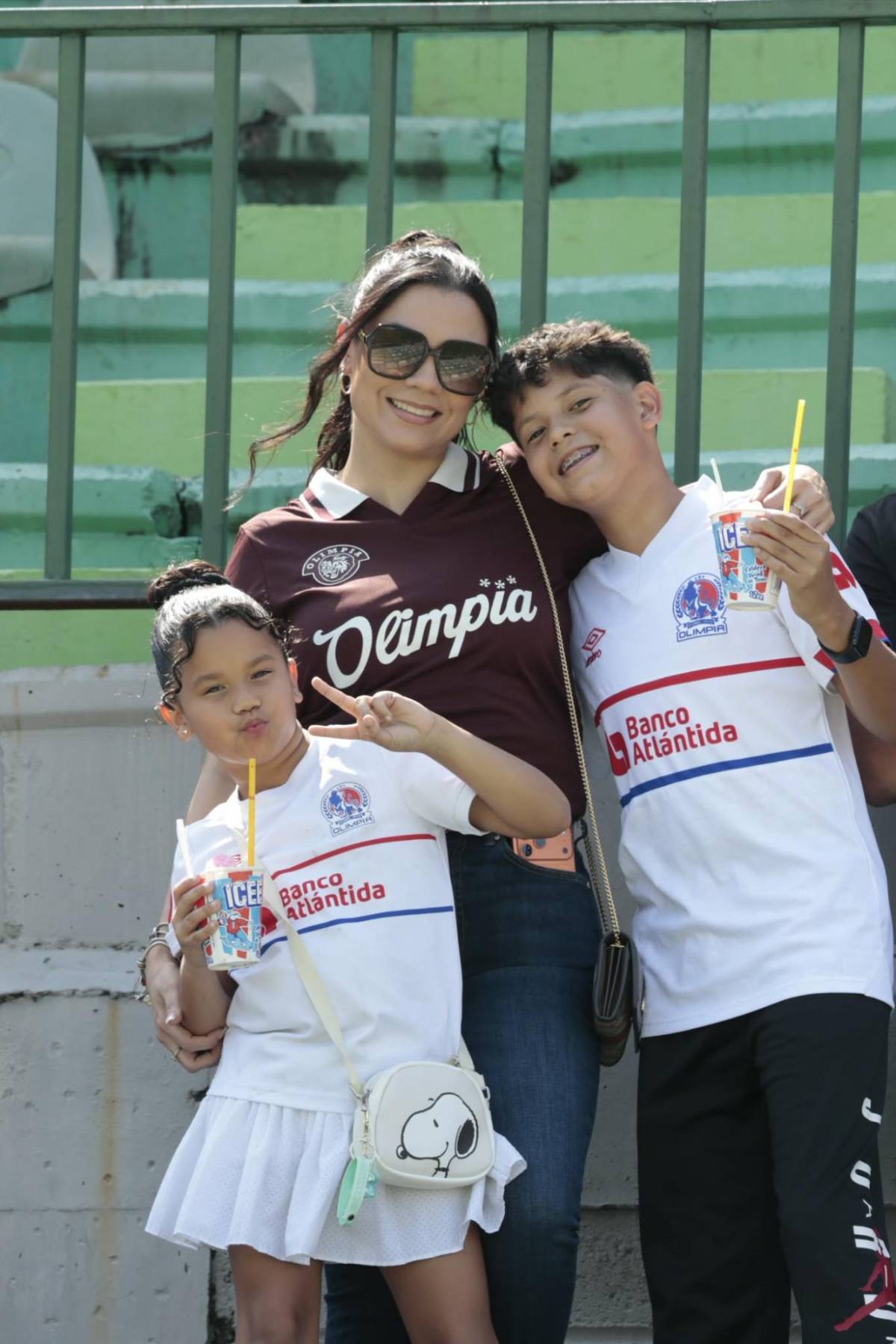 Rubia enamora, barras montan carnaval y el ambientazo previo al clásico Marathón vs Olimpia