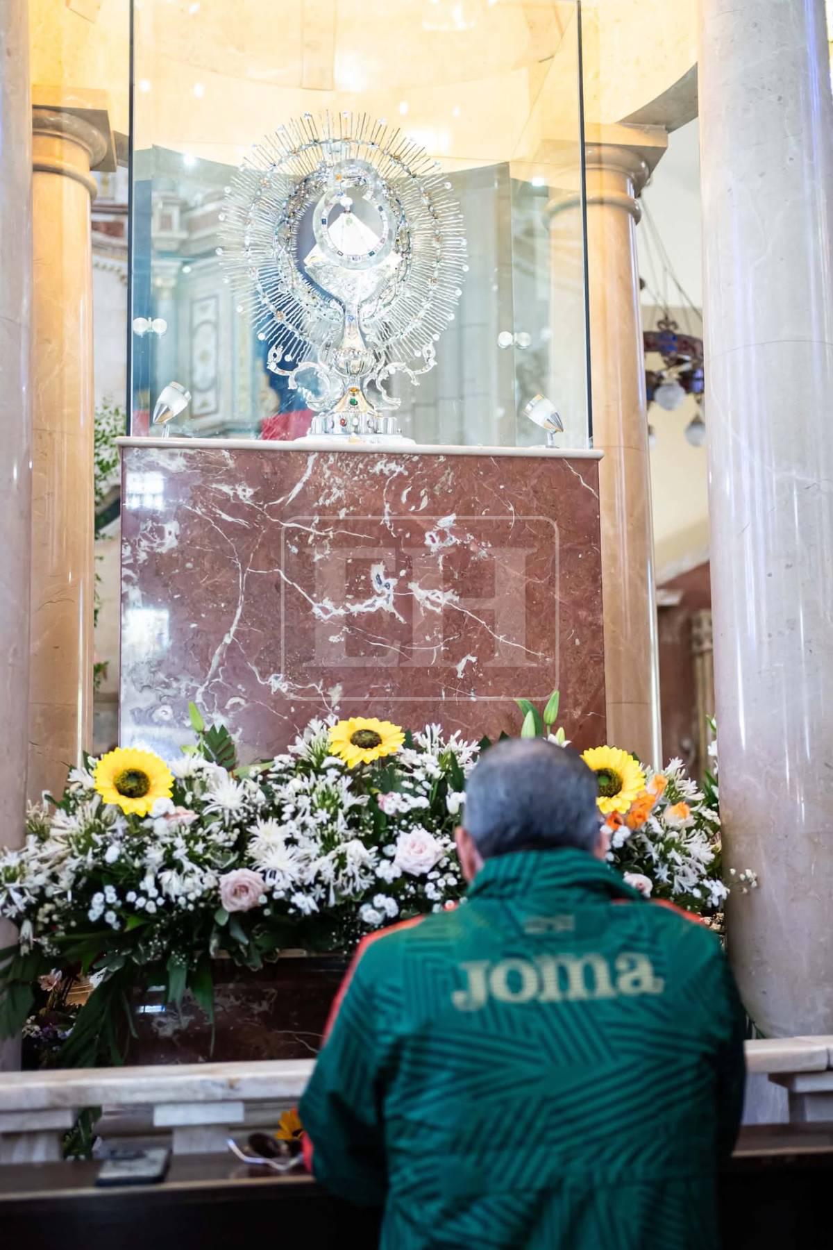 De rodillas frente a la Virgen: El ritual de Daniel Otero previo a la final Motagua vs Marathón