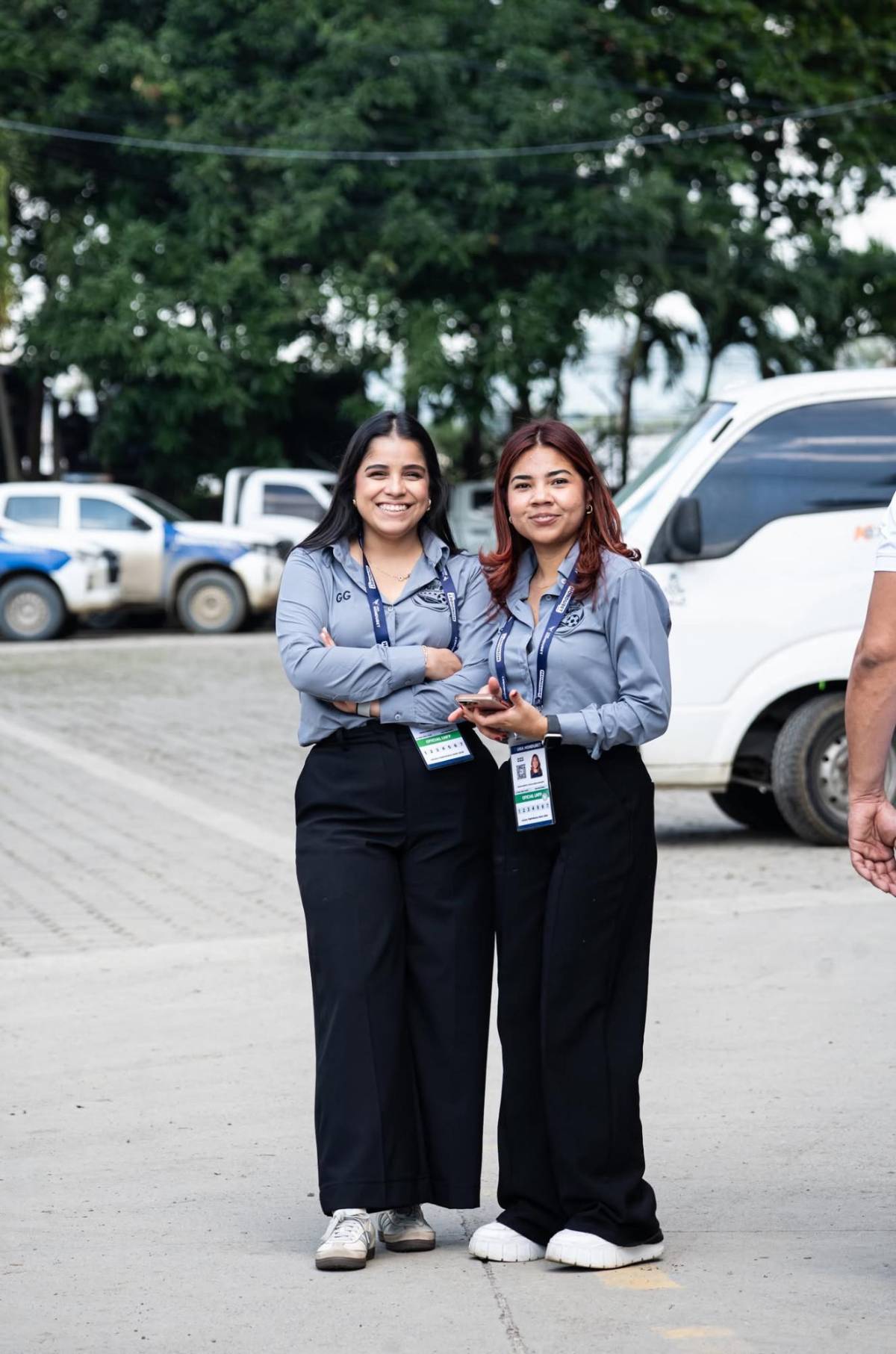 Gringas y periodista se roban el show: Las bellas chicas en la final Marathón vs Olimpia