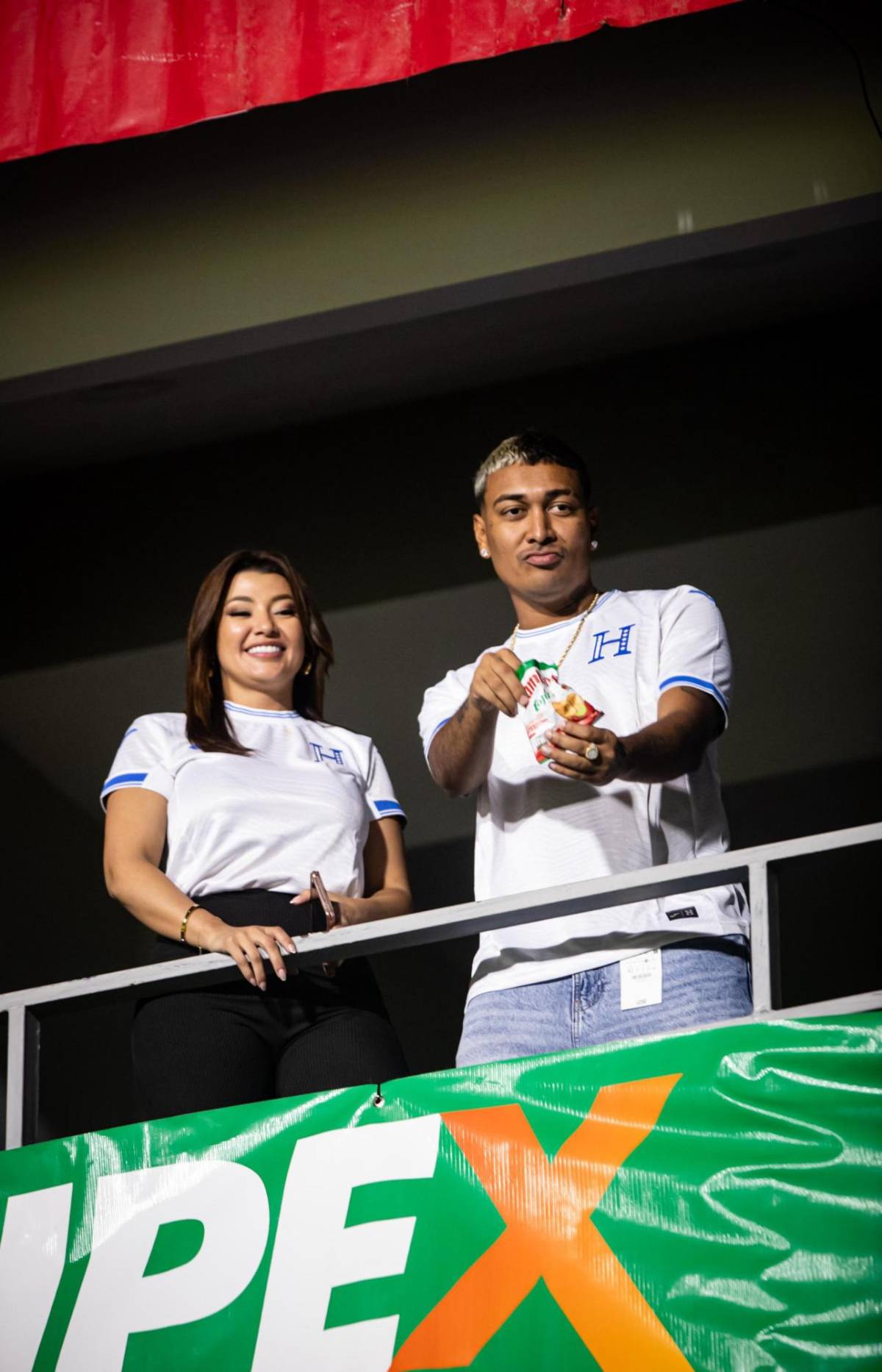 Beso de Milagro Flores a Supremo y furor de la afición: Tiktokers llegan al Honduras-Nicaragua