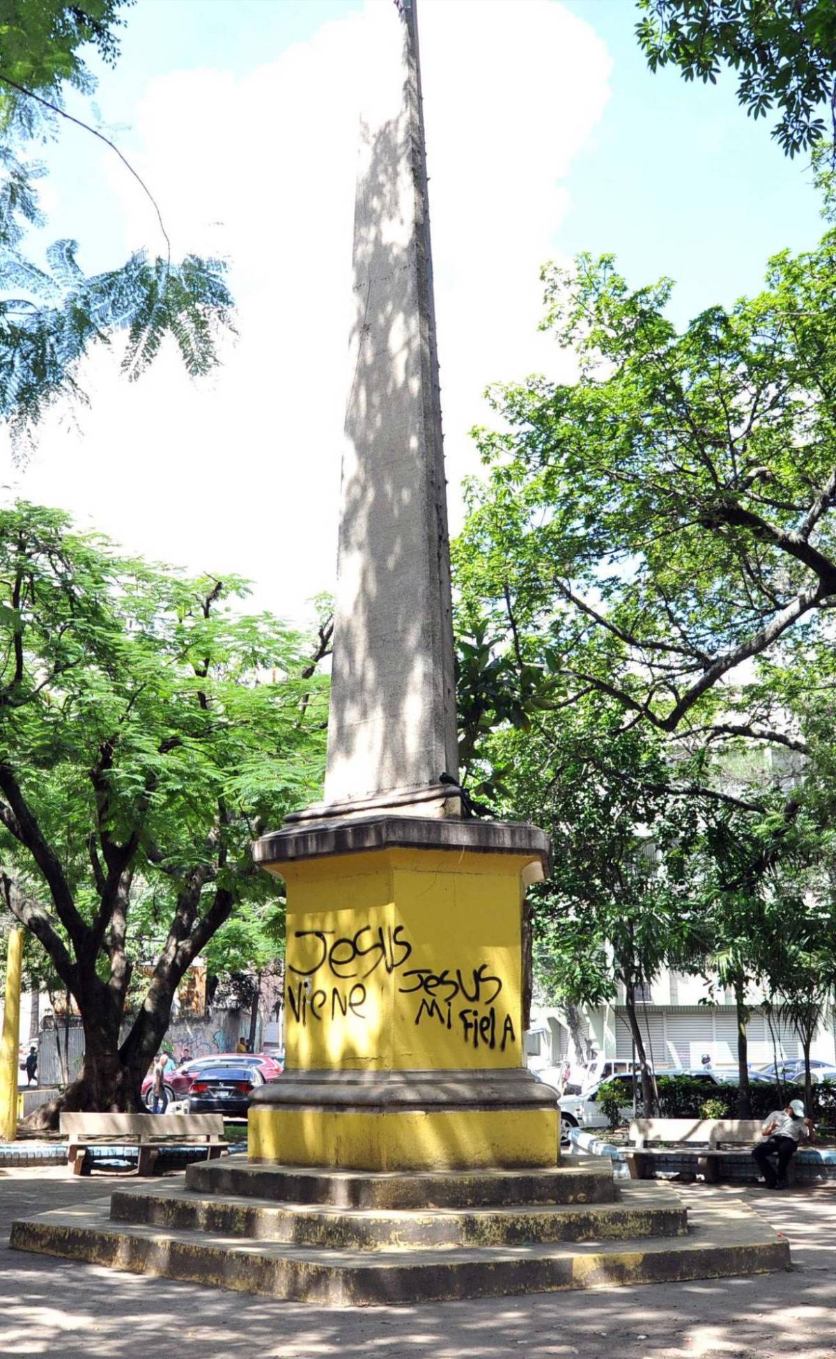 Plazas y parques de la capital están totalmente descuidados y sucios