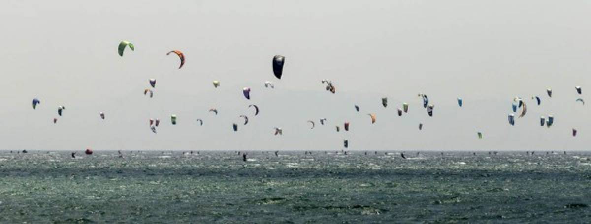 Una estampa espectacular de cometas en el cielo