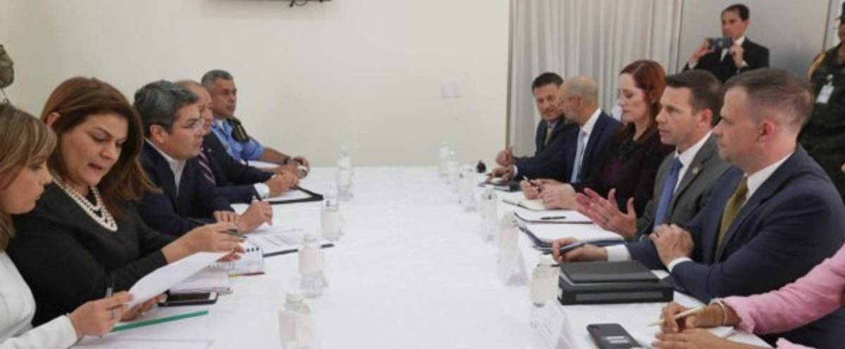 Presidente Hernández y secretario de seguridad de EE UU abordaron crisis migratoria