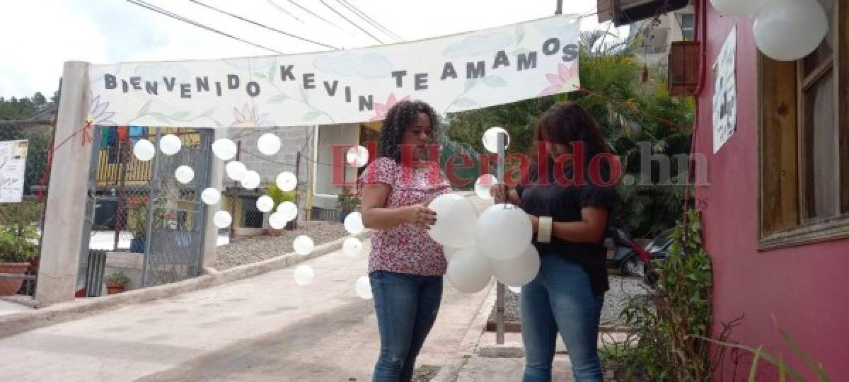 Con pancartas y globos, amigos de Kevin Solórzano lo esperan en El Chimbo (FOTOS)