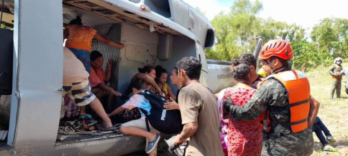 Continúa el rescate de hondureños afectados tras el doloroso paso de Eta (FOTOS)